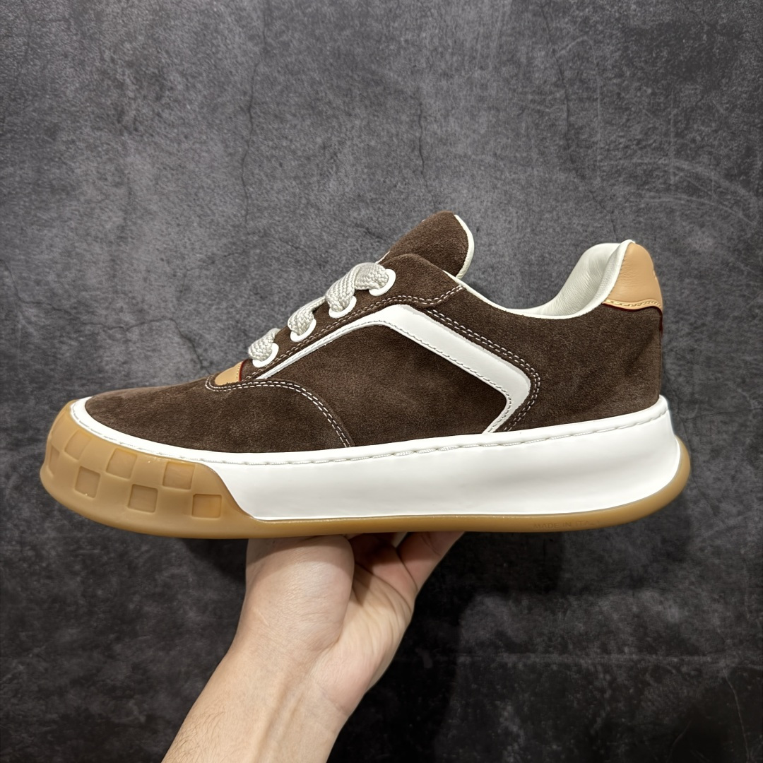 图片[2]-【莞顶礼盒版】LV 路易威登LOUIS VUITTON Tilted Low Sneakers 倾斜系列低帮复古休闲运动文化百搭板鞋 2026早春款板鞋 LV爆款饼干鞋 此版本目前隔日到货（当天报第二天） 市场第一梯队品质 细节正确版 广东原产 升级原楦型开发纸版 厚实抽屉礼品鞋盒及包装说明书防尘布袋物件(附送官方快递加固牛皮纸外盒!!)#采用Monogram 丹宁布鞋面材质#鞋垫嵌入软脚感EVA物料#后跟耐弯折滴塑支撑片#全新开发TPR光泽组合隔色鞋底❗ 尺码：35 36 37 38 39 40 41 42 43 44 45-选品中心