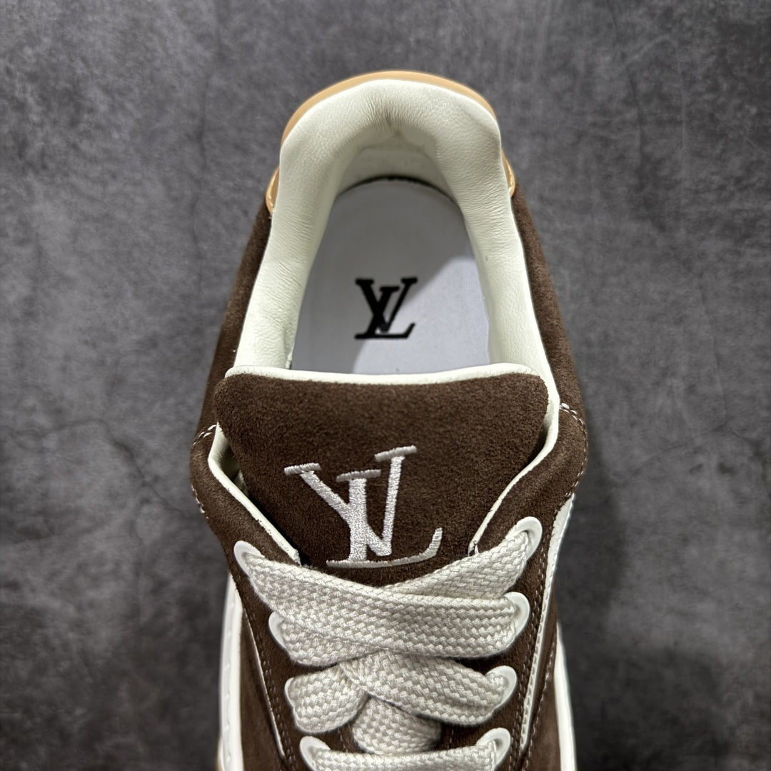 图片[8]-【莞顶礼盒版】LV 路易威登LOUIS VUITTON Tilted Low Sneakers 倾斜系列低帮复古休闲运动文化百搭板鞋 2026早春款板鞋 LV爆款饼干鞋 此版本目前隔日到货（当天报第二天） 市场第一梯队品质 细节正确版 广东原产 升级原楦型开发纸版 厚实抽屉礼品鞋盒及包装说明书防尘布袋物件(附送官方快递加固牛皮纸外盒!!)#采用Monogram 丹宁布鞋面材质#鞋垫嵌入软脚感EVA物料#后跟耐弯折滴塑支撑片#全新开发TPR光泽组合隔色鞋底❗ 尺码：35 36 37 38 39 40 41 42 43 44 45-选品中心
