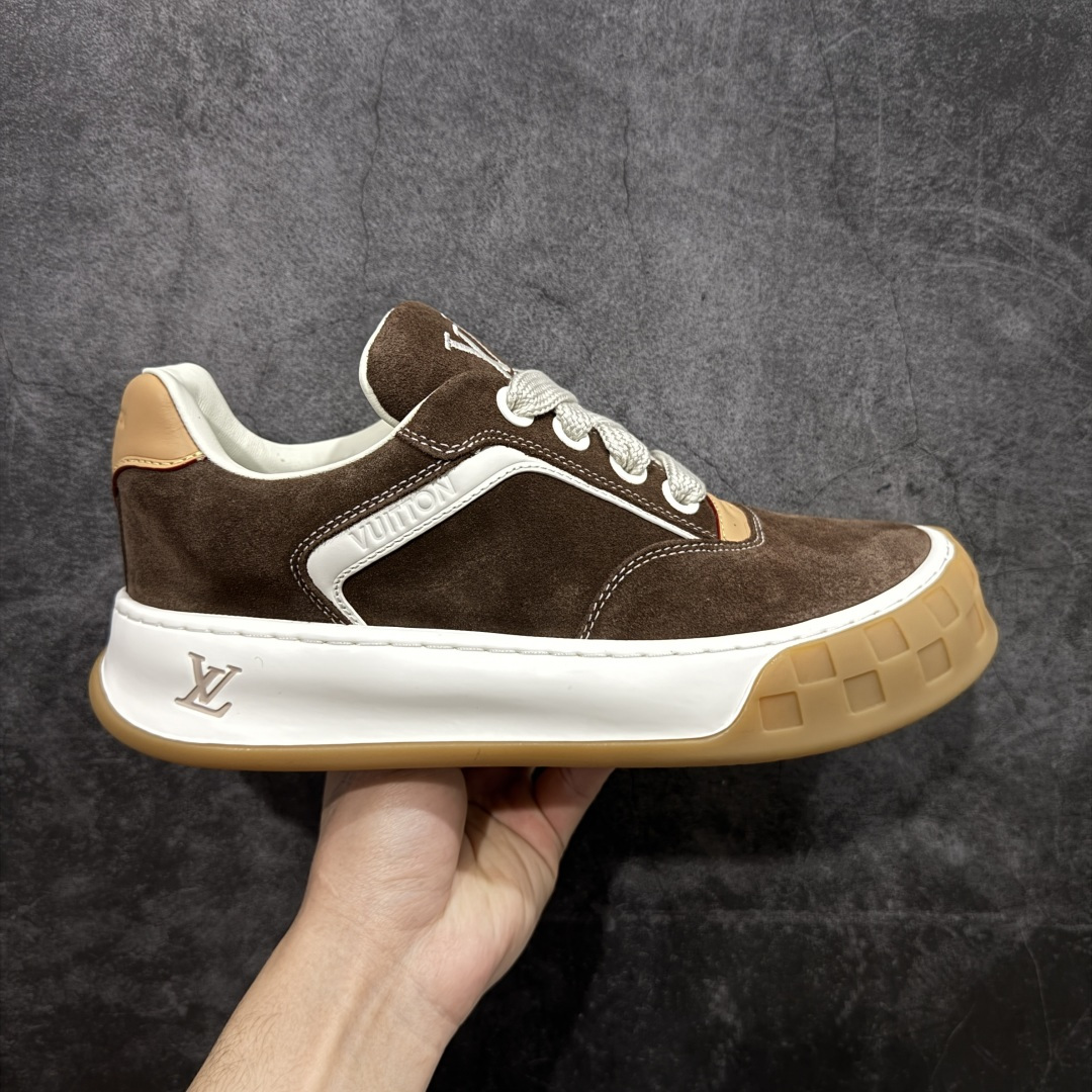 【莞顶礼盒版】LV 路易威登LOUIS VUITTON Tilted Low Sneakers 倾斜系列低帮复古休闲运动文化百搭板鞋 2026早春款板鞋 LV爆款饼干鞋 此版本目前隔日到货（当天报第二天） 市场第一梯队品质 细节正确版 广东原产 升级原楦型开发纸版 厚实抽屉礼品鞋盒及包装说明书防尘布袋物件(附送官方快递加固牛皮纸外盒!!)#采用Monogram 丹宁布鞋面材质#鞋垫嵌入软脚感EVA物料#后跟耐弯折滴塑支撑片#全新开发TPR光泽组合隔色鞋底❗ 尺码：35 36 37 38 39 40 41 42 43 44 45-选品中心