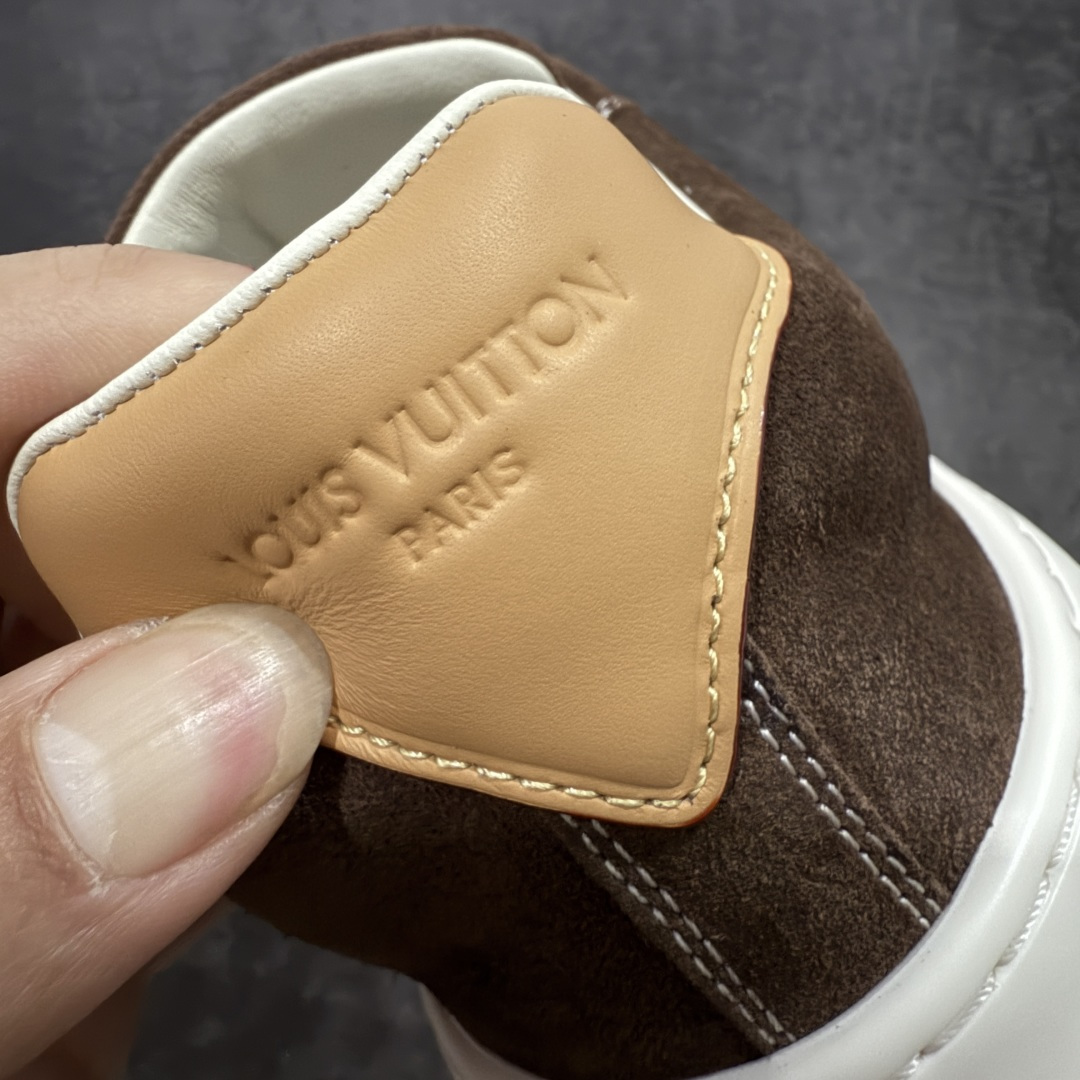 图片[3]-【莞顶礼盒版】LV 路易威登LOUIS VUITTON Tilted Low Sneakers 倾斜系列低帮复古休闲运动文化百搭板鞋 2026早春款板鞋 LV爆款饼干鞋 此版本目前隔日到货（当天报第二天） 市场第一梯队品质 细节正确版 广东原产 升级原楦型开发纸版 厚实抽屉礼品鞋盒及包装说明书防尘布袋物件(附送官方快递加固牛皮纸外盒!!)#采用Monogram 丹宁布鞋面材质#鞋垫嵌入软脚感EVA物料#后跟耐弯折滴塑支撑片#全新开发TPR光泽组合隔色鞋底❗ 尺码：35 36 37 38 39 40 41 42 43 44 45-选品中心