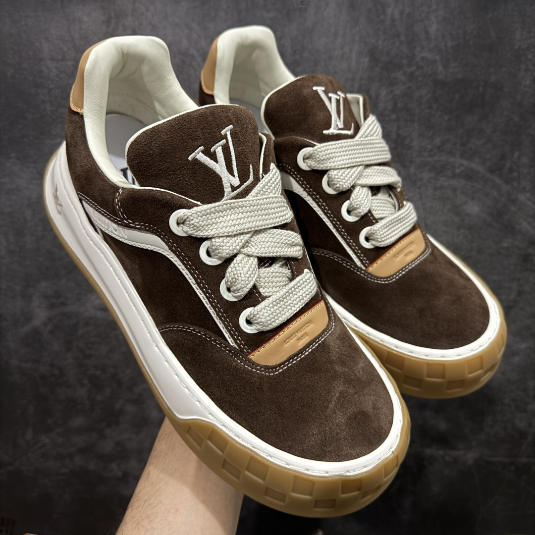 【莞顶礼盒版】LV 路易威登LOUIS VUITTON Tilted Low Sneakers 倾斜系列低帮复古休闲运动文化百搭板鞋 2026早春款板鞋 LV爆款饼干鞋 此版本目前隔日到货（当天报第二天） 市场第一梯队品质 细节正确版 广东原产 升级原楦型开发纸版 厚实抽屉礼品鞋盒及包装说明书防尘布袋物件(附送官方快递加固牛皮纸外盒!!)#采用Monogram 丹宁布鞋面材质#鞋垫嵌入软脚感EVA物料#后跟耐弯折滴塑支撑片#全新开发TPR光泽组合隔色鞋底❗ 尺码：35 36 37 38 39 40 41 42 43 44 45-选品中心