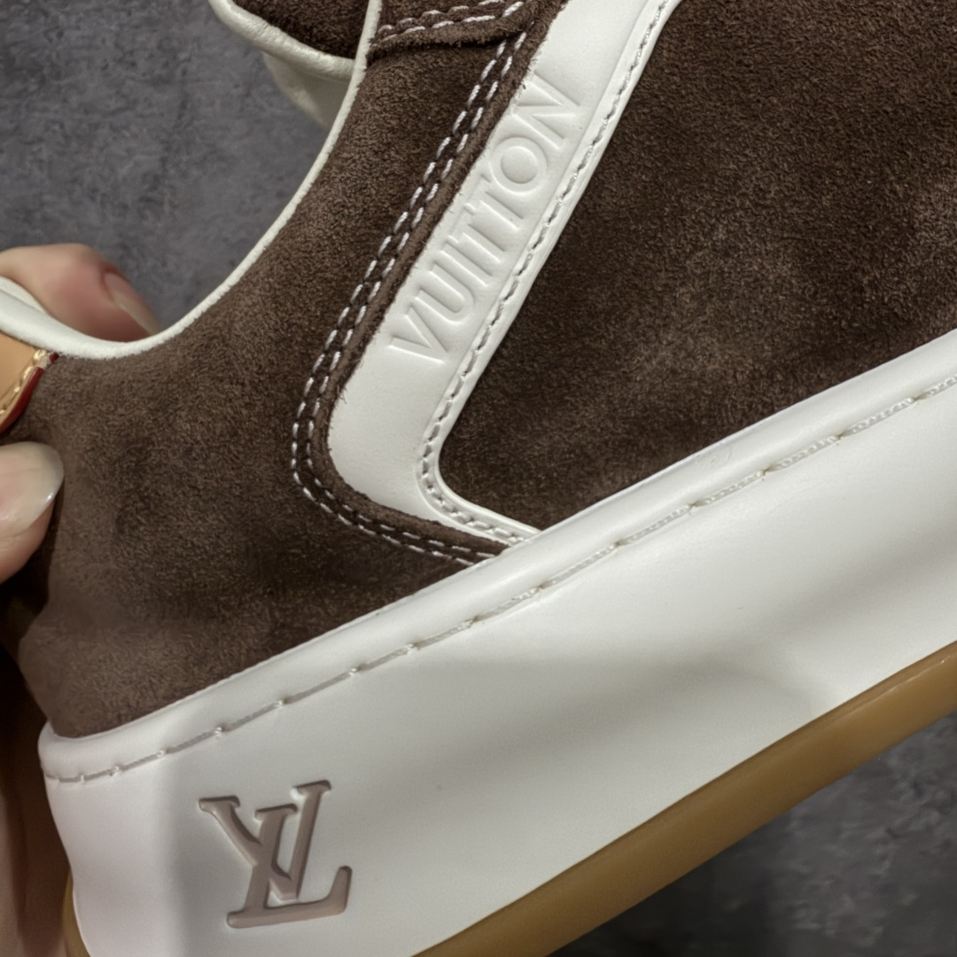 图片[4]-【莞顶礼盒版】LV 路易威登LOUIS VUITTON Tilted Low Sneakers 倾斜系列低帮复古休闲运动文化百搭板鞋 2026早春款板鞋 LV爆款饼干鞋 此版本目前隔日到货（当天报第二天） 市场第一梯队品质 细节正确版 广东原产 升级原楦型开发纸版 厚实抽屉礼品鞋盒及包装说明书防尘布袋物件(附送官方快递加固牛皮纸外盒!!)#采用Monogram 丹宁布鞋面材质#鞋垫嵌入软脚感EVA物料#后跟耐弯折滴塑支撑片#全新开发TPR光泽组合隔色鞋底❗ 尺码：35 36 37 38 39 40 41 42 43 44 45-选品中心