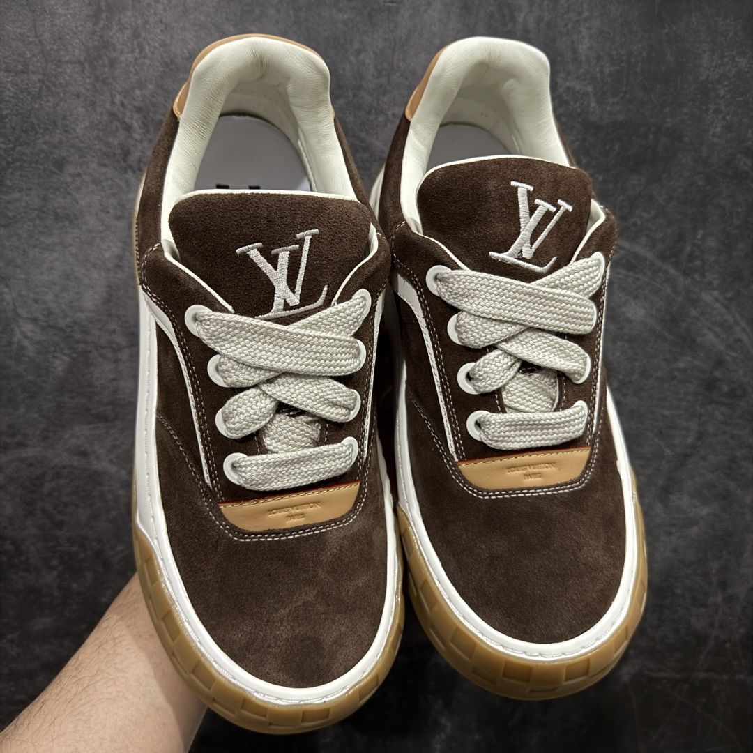 图片[2]-【莞顶礼盒版】LV 路易威登LOUIS VUITTON Tilted Low Sneakers 倾斜系列低帮复古休闲运动文化百搭板鞋 2026早春款板鞋 LV爆款饼干鞋 此版本目前隔日到货（当天报第二天） 市场第一梯队品质 细节正确版 广东原产 升级原楦型开发纸版 厚实抽屉礼品鞋盒及包装说明书防尘布袋物件(附送官方快递加固牛皮纸外盒!!)#采用Monogram 丹宁布鞋面材质#鞋垫嵌入软脚感EVA物料#后跟耐弯折滴塑支撑片#全新开发TPR光泽组合隔色鞋底❗ 尺码：35 36 37 38 39 40 41 42 43 44 45-选品中心
