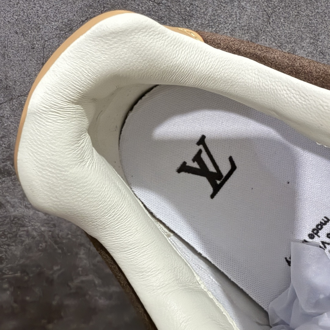 图片[8]-【莞顶礼盒版】LV 路易威登LOUIS VUITTON Tilted Low Sneakers 倾斜系列低帮复古休闲运动文化百搭板鞋 2026早春款板鞋 LV爆款饼干鞋 此版本目前隔日到货（当天报第二天） 市场第一梯队品质 细节正确版 广东原产 升级原楦型开发纸版 厚实抽屉礼品鞋盒及包装说明书防尘布袋物件(附送官方快递加固牛皮纸外盒!!)#采用Monogram 丹宁布鞋面材质#鞋垫嵌入软脚感EVA物料#后跟耐弯折滴塑支撑片#全新开发TPR光泽组合隔色鞋底❗ 尺码：35 36 37 38 39 40 41 42 43 44 45-选品中心