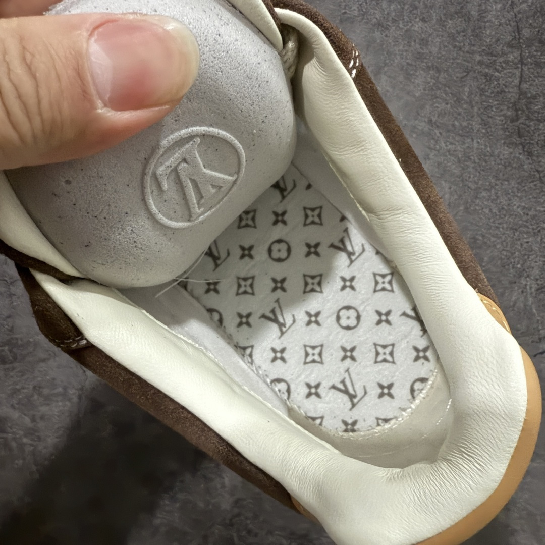 图片[9]-【莞顶礼盒版】LV 路易威登LOUIS VUITTON Tilted Low Sneakers 倾斜系列低帮复古休闲运动文化百搭板鞋 2026早春款板鞋 LV爆款饼干鞋 此版本目前隔日到货（当天报第二天） 市场第一梯队品质 细节正确版 广东原产 升级原楦型开发纸版 厚实抽屉礼品鞋盒及包装说明书防尘布袋物件(附送官方快递加固牛皮纸外盒!!)#采用Monogram 丹宁布鞋面材质#鞋垫嵌入软脚感EVA物料#后跟耐弯折滴塑支撑片#全新开发TPR光泽组合隔色鞋底❗ 尺码：35 36 37 38 39 40 41 42 43 44 45-选品中心