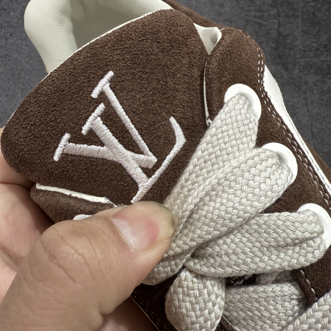 图片[6]-【莞顶礼盒版】LV 路易威登LOUIS VUITTON Tilted Low Sneakers 倾斜系列低帮复古休闲运动文化百搭板鞋 2026早春款板鞋 LV爆款饼干鞋 此版本目前隔日到货（当天报第二天） 市场第一梯队品质 细节正确版 广东原产 升级原楦型开发纸版 厚实抽屉礼品鞋盒及包装说明书防尘布袋物件(附送官方快递加固牛皮纸外盒!!)#采用Monogram 丹宁布鞋面材质#鞋垫嵌入软脚感EVA物料#后跟耐弯折滴塑支撑片#全新开发TPR光泽组合隔色鞋底❗ 尺码：35 36 37 38 39 40 41 42 43 44 45-选品中心