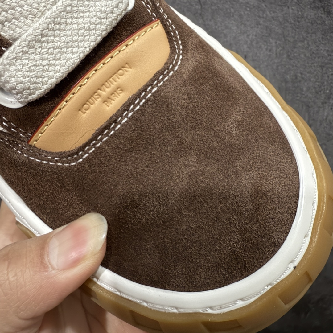 图片[5]-【莞顶礼盒版】LV 路易威登LOUIS VUITTON Tilted Low Sneakers 倾斜系列低帮复古休闲运动文化百搭板鞋 2026早春款板鞋 LV爆款饼干鞋 此版本目前隔日到货（当天报第二天） 市场第一梯队品质 细节正确版 广东原产 升级原楦型开发纸版 厚实抽屉礼品鞋盒及包装说明书防尘布袋物件(附送官方快递加固牛皮纸外盒!!)#采用Monogram 丹宁布鞋面材质#鞋垫嵌入软脚感EVA物料#后跟耐弯折滴塑支撑片#全新开发TPR光泽组合隔色鞋底❗ 尺码：35 36 37 38 39 40 41 42 43 44 45-选品中心