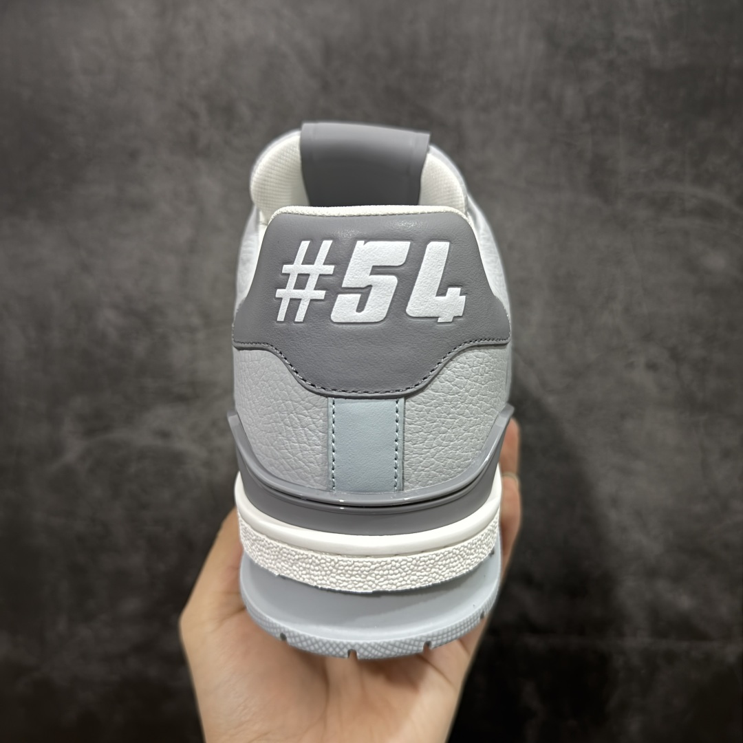 图片[4]-【天花板/Goat版】 市场最强版 没有之一的存在💪🏻 Louis Vuitton LV Trainer 系列全新版上架 手里有正品的可以对比下🆚懂货的看细节‼️ 此版品质是市场从未达到的新高度！ 整体版型 皮料 牛仔布的色差 压花纹路清晰度 后跟版型等等 都可以自行对比[机智]吊打市场所有货，怒甩十条街的那种，直接来正品对比图🆚，欢迎拿市场各大工厂的货来对比！ 尺码：35-45码-选品中心