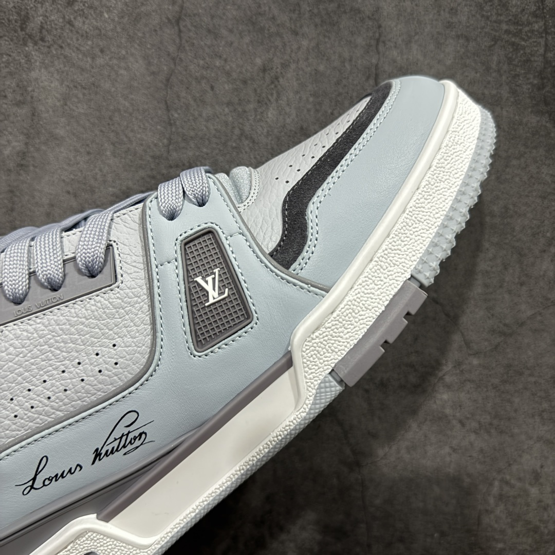 图片[6]-【天花板/Goat版】 市场最强版 没有之一的存在💪🏻 Louis Vuitton LV Trainer 系列全新版上架 手里有正品的可以对比下🆚懂货的看细节‼️ 此版品质是市场从未达到的新高度！ 整体版型 皮料 牛仔布的色差 压花纹路清晰度 后跟版型等等 都可以自行对比[机智]吊打市场所有货，怒甩十条街的那种，直接来正品对比图🆚，欢迎拿市场各大工厂的货来对比！ 尺码：35-45码-选品中心