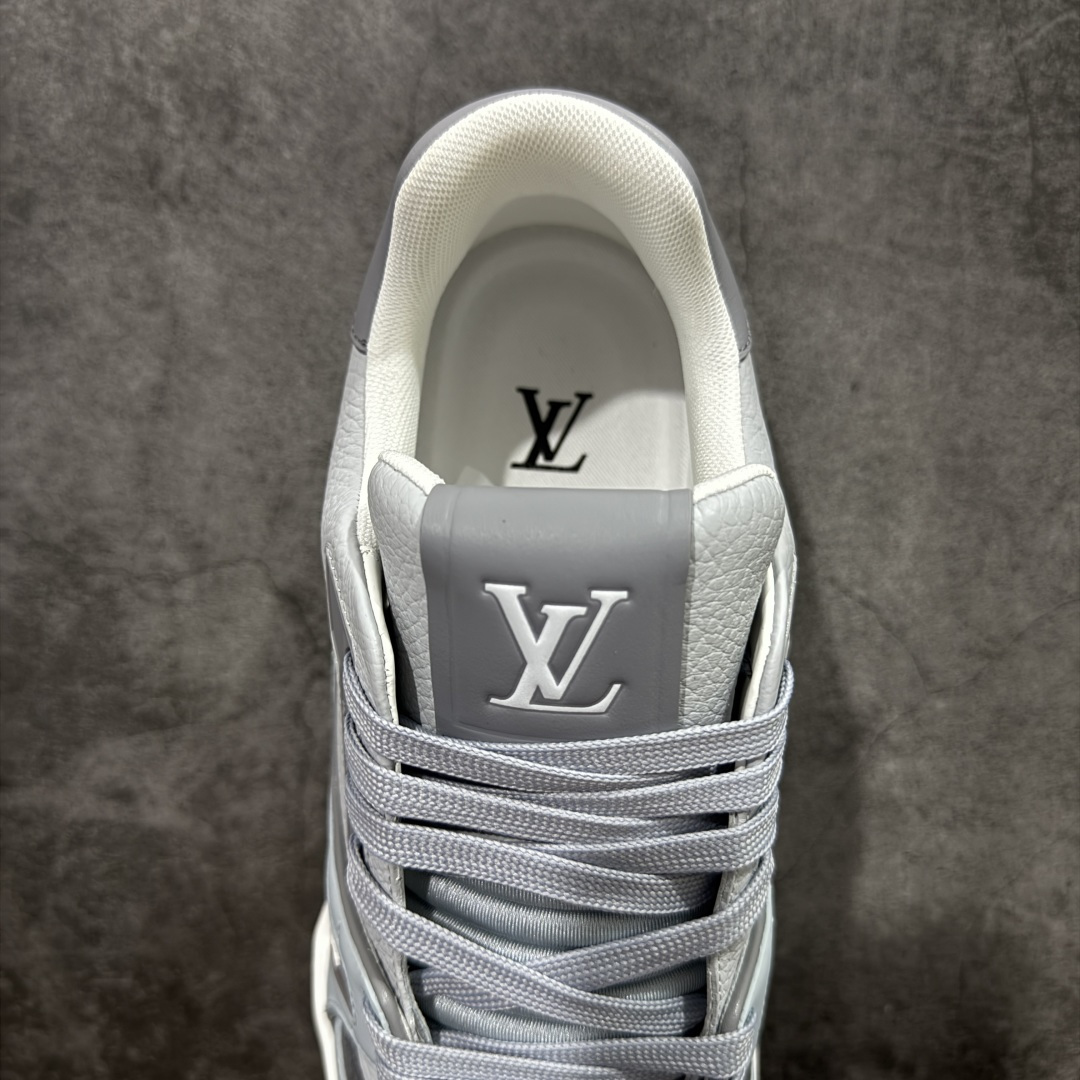 图片[8]-【天花板/Goat版】 市场最强版 没有之一的存在💪🏻 Louis Vuitton LV Trainer 系列全新版上架 手里有正品的可以对比下🆚懂货的看细节‼️ 此版品质是市场从未达到的新高度！ 整体版型 皮料 牛仔布的色差 压花纹路清晰度 后跟版型等等 都可以自行对比[机智]吊打市场所有货，怒甩十条街的那种，直接来正品对比图🆚，欢迎拿市场各大工厂的货来对比！ 尺码：35-45码-选品中心