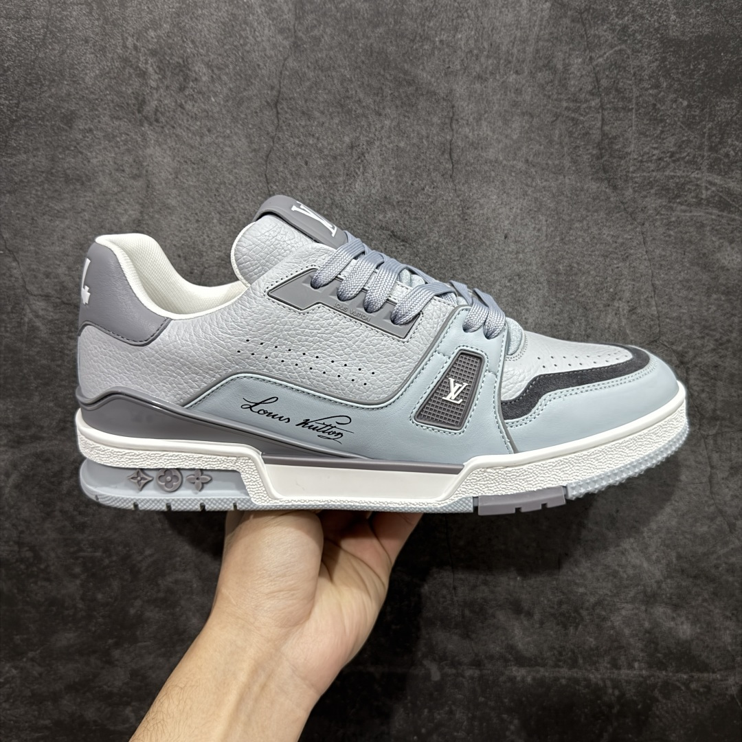 【天花板/Goat版】 市场最强版 没有之一的存在💪🏻 Louis Vuitton LV Trainer 系列全新版上架 手里有正品的可以对比下🆚懂货的看细节‼️ 此版品质是市场从未达到的新高度！ 整体版型 皮料 牛仔布的色差 压花纹路清晰度 后跟版型等等 都可以自行对比[机智]吊打市场所有货，怒甩十条街的那种，直接来正品对比图🆚，欢迎拿市场各大工厂的货来对比！ 尺码：35-45码-选品中心