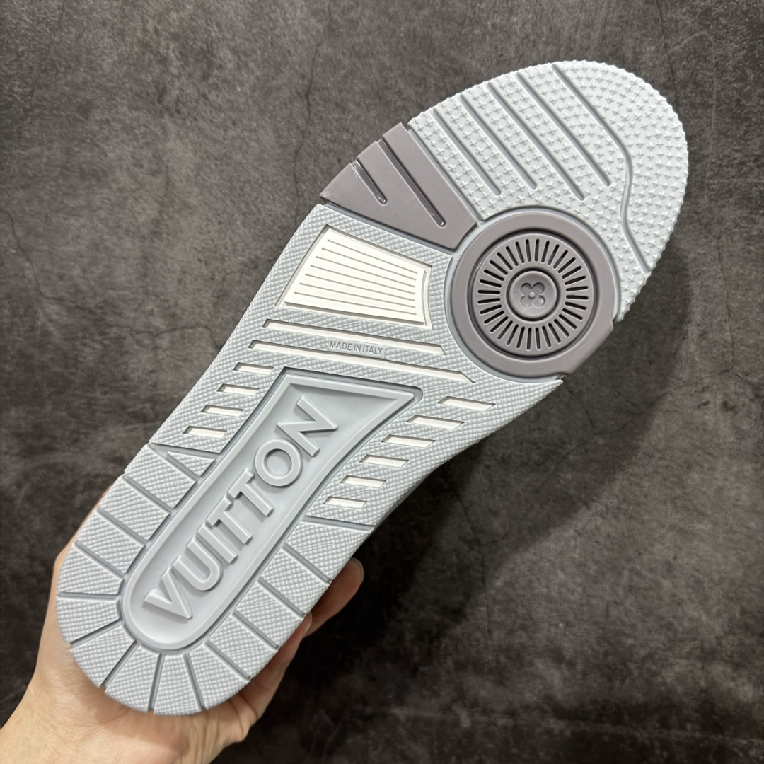 图片[9]-【天花板/Goat版】 市场最强版 没有之一的存在💪🏻 Louis Vuitton LV Trainer 系列全新版上架 手里有正品的可以对比下🆚懂货的看细节‼️ 此版品质是市场从未达到的新高度！ 整体版型 皮料 牛仔布的色差 压花纹路清晰度 后跟版型等等 都可以自行对比[机智]吊打市场所有货，怒甩十条街的那种，直接来正品对比图🆚，欢迎拿市场各大工厂的货来对比！ 尺码：35-45码-选品中心