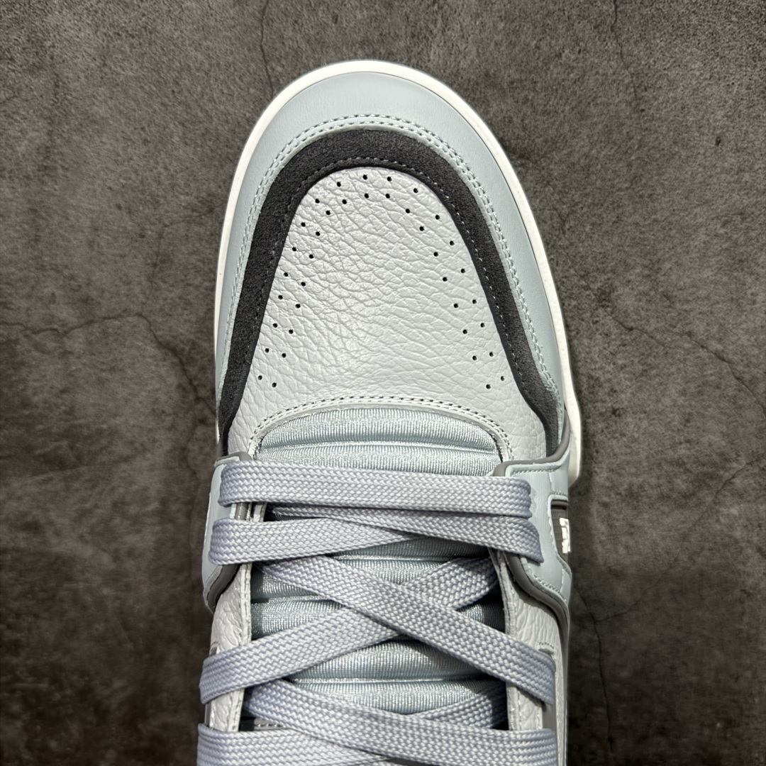 图片[5]-【天花板/Goat版】 市场最强版 没有之一的存在💪🏻 Louis Vuitton LV Trainer 系列全新版上架 手里有正品的可以对比下🆚懂货的看细节‼️ 此版品质是市场从未达到的新高度！ 整体版型 皮料 牛仔布的色差 压花纹路清晰度 后跟版型等等 都可以自行对比[机智]吊打市场所有货，怒甩十条街的那种，直接来正品对比图🆚，欢迎拿市场各大工厂的货来对比！ 尺码：35-45码-选品中心