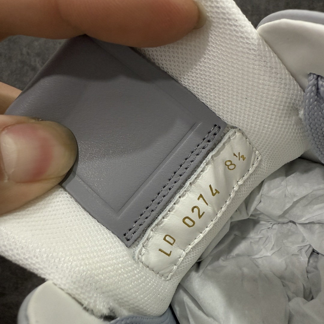 图片[7]-【天花板/Goat版】 市场最强版 没有之一的存在💪🏻 Louis Vuitton LV Trainer 系列全新版上架 手里有正品的可以对比下🆚懂货的看细节‼️ 此版品质是市场从未达到的新高度！ 整体版型 皮料 牛仔布的色差 压花纹路清晰度 后跟版型等等 都可以自行对比[机智]吊打市场所有货，怒甩十条街的那种，直接来正品对比图🆚，欢迎拿市场各大工厂的货来对比！ 尺码：35-45码-选品中心