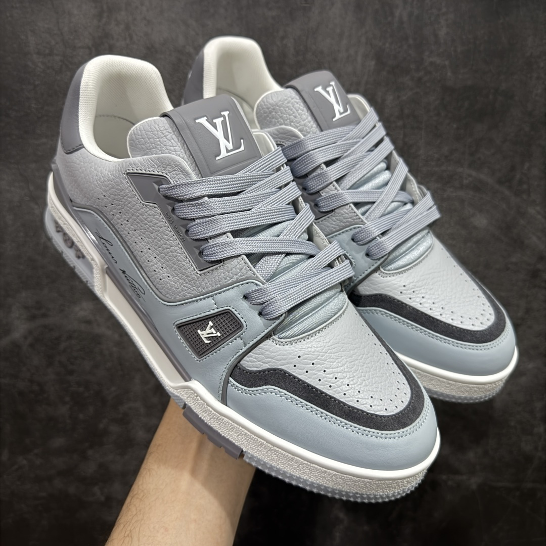 【天花板/Goat版】 市场最强版 没有之一的存在💪🏻 Louis Vuitton LV Trainer 系列全新版上架 手里有正品的可以对比下🆚懂货的看细节‼️ 此版品质是市场从未达到的新高度！ 整体版型 皮料 牛仔布的色差 压花纹路清晰度 后跟版型等等 都可以自行对比[机智]吊打市场所有货，怒甩十条街的那种，直接来正品对比图🆚，欢迎拿市场各大工厂的货来对比！ 尺码：35-45码-选品中心