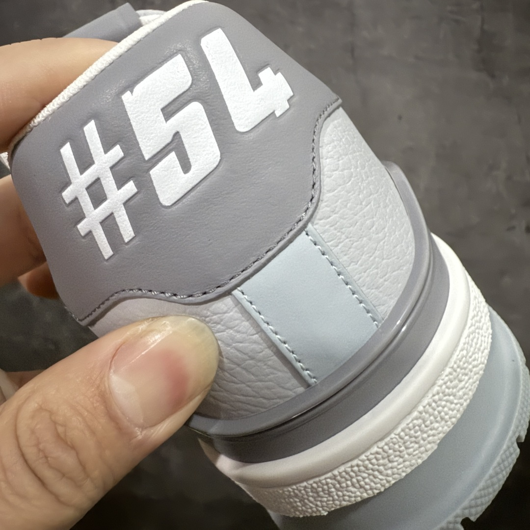 图片[2]-【天花板/Goat版】 市场最强版 没有之一的存在💪🏻 Louis Vuitton LV Trainer 系列全新版上架 手里有正品的可以对比下🆚懂货的看细节‼️ 此版品质是市场从未达到的新高度！ 整体版型 皮料 牛仔布的色差 压花纹路清晰度 后跟版型等等 都可以自行对比[机智]吊打市场所有货，怒甩十条街的那种，直接来正品对比图🆚，欢迎拿市场各大工厂的货来对比！ 尺码：35-45码-选品中心