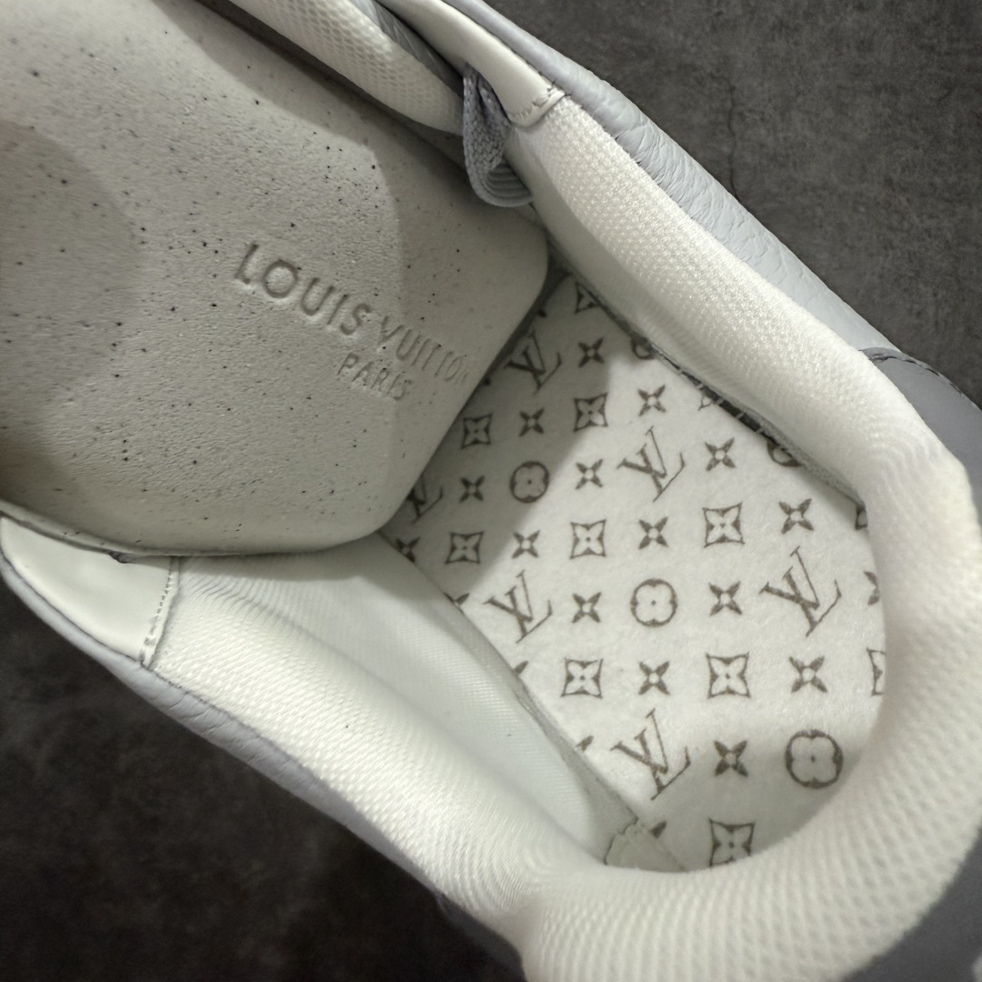 图片[9]-【天花板/Goat版】 市场最强版 没有之一的存在💪🏻 Louis Vuitton LV Trainer 系列全新版上架 手里有正品的可以对比下🆚懂货的看细节‼️ 此版品质是市场从未达到的新高度！ 整体版型 皮料 牛仔布的色差 压花纹路清晰度 后跟版型等等 都可以自行对比[机智]吊打市场所有货，怒甩十条街的那种，直接来正品对比图🆚，欢迎拿市场各大工厂的货来对比！ 尺码：35-45码-选品中心