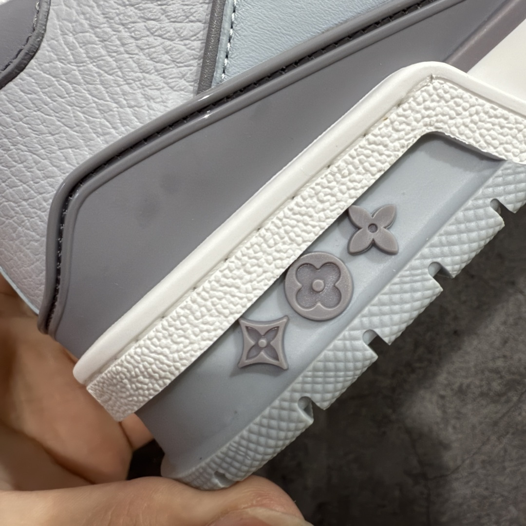 图片[3]-【天花板/Goat版】 市场最强版 没有之一的存在💪🏻 Louis Vuitton LV Trainer 系列全新版上架 手里有正品的可以对比下🆚懂货的看细节‼️ 此版品质是市场从未达到的新高度！ 整体版型 皮料 牛仔布的色差 压花纹路清晰度 后跟版型等等 都可以自行对比[机智]吊打市场所有货，怒甩十条街的那种，直接来正品对比图🆚，欢迎拿市场各大工厂的货来对比！ 尺码：35-45码-选品中心