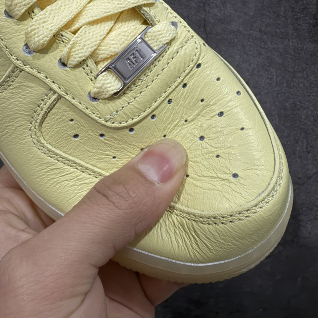 图片[5]-【Max原厂皮版】NOCTA×Nike Air Force 1 Low certified lover boy 经典 Drake联名 低帮空军一号休闲板鞋 CZ8065-800 顶级空军 皮料质感满分💯 超细腻纳帕头层软皮 吊打市场其他代号版本 全鞋电脑针车 工整有序 原厂港宝加持完美还原灵魂版型 原盒原配从里到外百分百还原 原厂全头层原厂皮料 原标原盒 内置Sole气垫 中底白色背胶 中底划线 已经无限的接近公司 原厂楦头 原厂刺绣 后跟弧度修正 正确中底四线防伪 尺码：36 36.5 37.5 38 38.5 39 40 40.5 41 42 42.5 43 44 44.5 45 46-选品中心