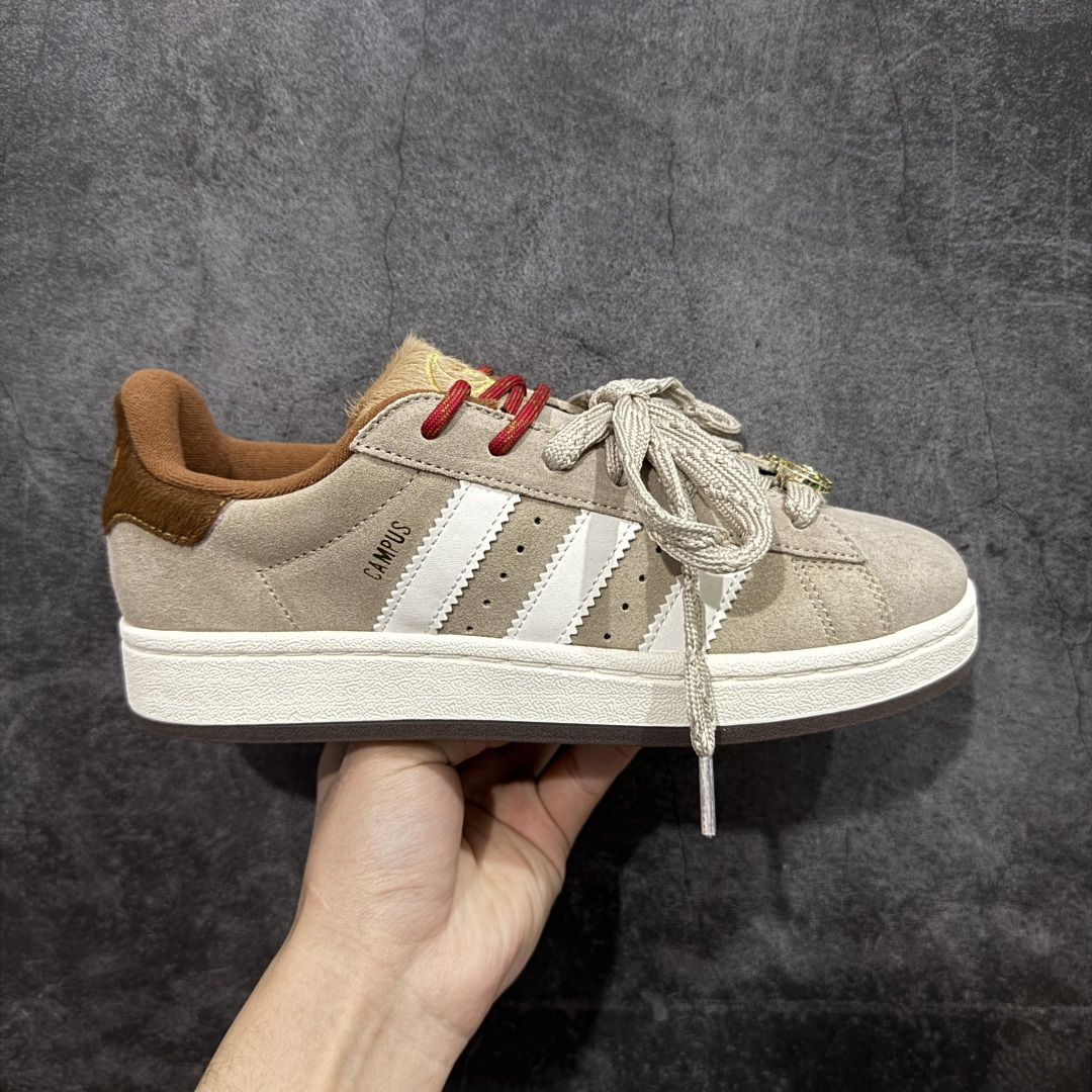 【纯原版】纯原版终于出货💪🏻 AD Campus 00s 马年限定 校园板鞋系列 正确头层猪八皮 原厂马毛 正确完美版型 正确厚鞋舌 侧面白杠为头层皮 非市面超纤皮面 整体质感很强大 各位放心使用!绝对比市场任何版本都强💪🏻 货号:KJ8724 尺码:35.5-45 半码-选品中心