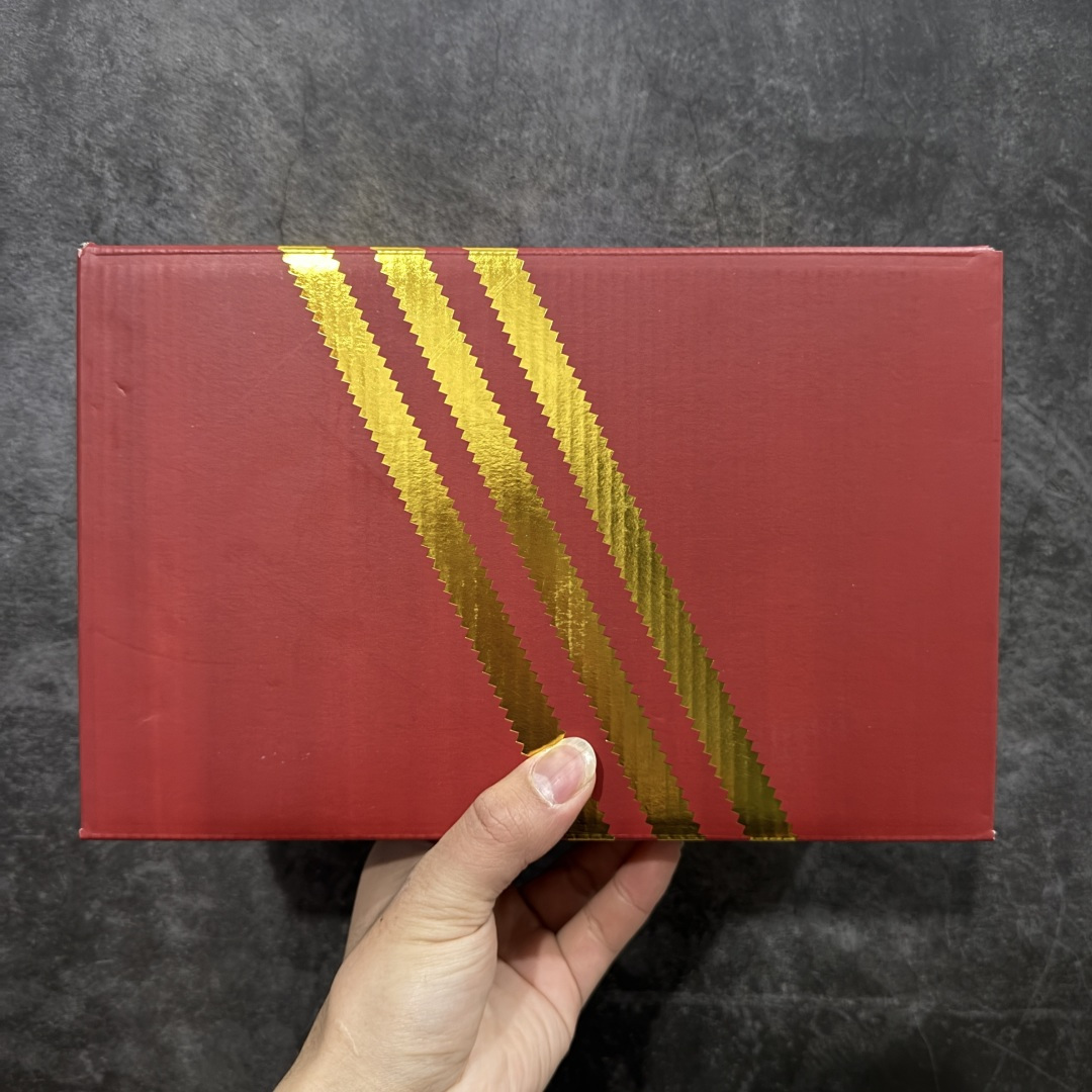 图片[9]-【纯原版】纯原版终于出货💪🏻 AD Campus 00s 马年限定 校园板鞋系列 正确头层猪八皮 原厂马毛 正确完美版型 正确厚鞋舌 侧面白杠为头层皮 非市面超纤皮面 整体质感很强大 各位放心使用！绝对比市场任何版本都强💪🏻 货号：KJ8724 尺码：35.5-45 半码-选品中心