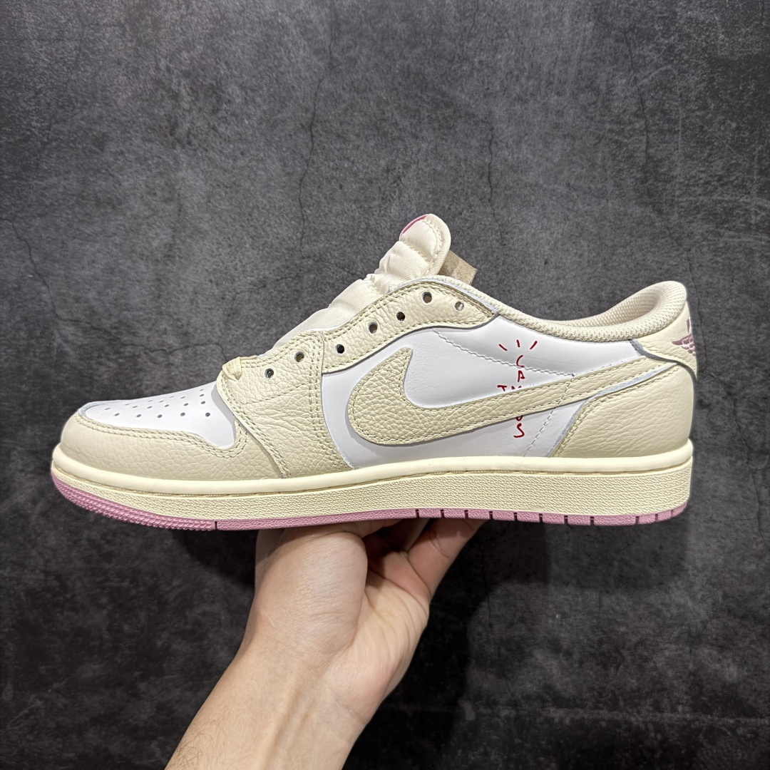 图片[2]-【原厂版】Air Jordan 1 x Travis Scott AJ1 x TS联名白粉倒钩低帮 IQ7604-100 超级强悍品质 可对比市场各大纯原版本 专业aj大厂出品 对细节的把控毋庸置疑 材料也是用最接近原鞋的头层皮料 所有地方都没有做到减配 原厂鞋楦打造完美鞋型 整体鞋型以及后跟做的弧度做的非常好 鞋带为原厂打蜡鞋带 粗细程度同步原鞋 裁片清洁度到位 无明显瑕疵毛边 免修产品 正确针车 该重针 该有尖角的地方都有做到 鞋价格非常香 转手可闭眼卖高价 到手各位就知道货有多好 绝对秒杀一切同价格货品 尺码：36-47.5-选品中心