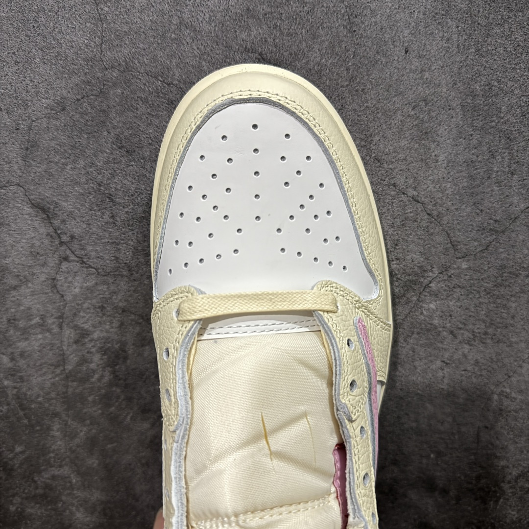 图片[5]-【原厂版】Air Jordan 1 x Travis Scott AJ1 x TS联名白粉倒钩低帮 IQ7604-100 超级强悍品质 可对比市场各大纯原版本 专业aj大厂出品 对细节的把控毋庸置疑 材料也是用最接近原鞋的头层皮料 所有地方都没有做到减配 原厂鞋楦打造完美鞋型 整体鞋型以及后跟做的弧度做的非常好 鞋带为原厂打蜡鞋带 粗细程度同步原鞋 裁片清洁度到位 无明显瑕疵毛边 免修产品 正确针车 该重针 该有尖角的地方都有做到 鞋价格非常香 转手可闭眼卖高价 到手各位就知道货有多好 绝对秒杀一切同价格货品 尺码：36-47.5-选品中心