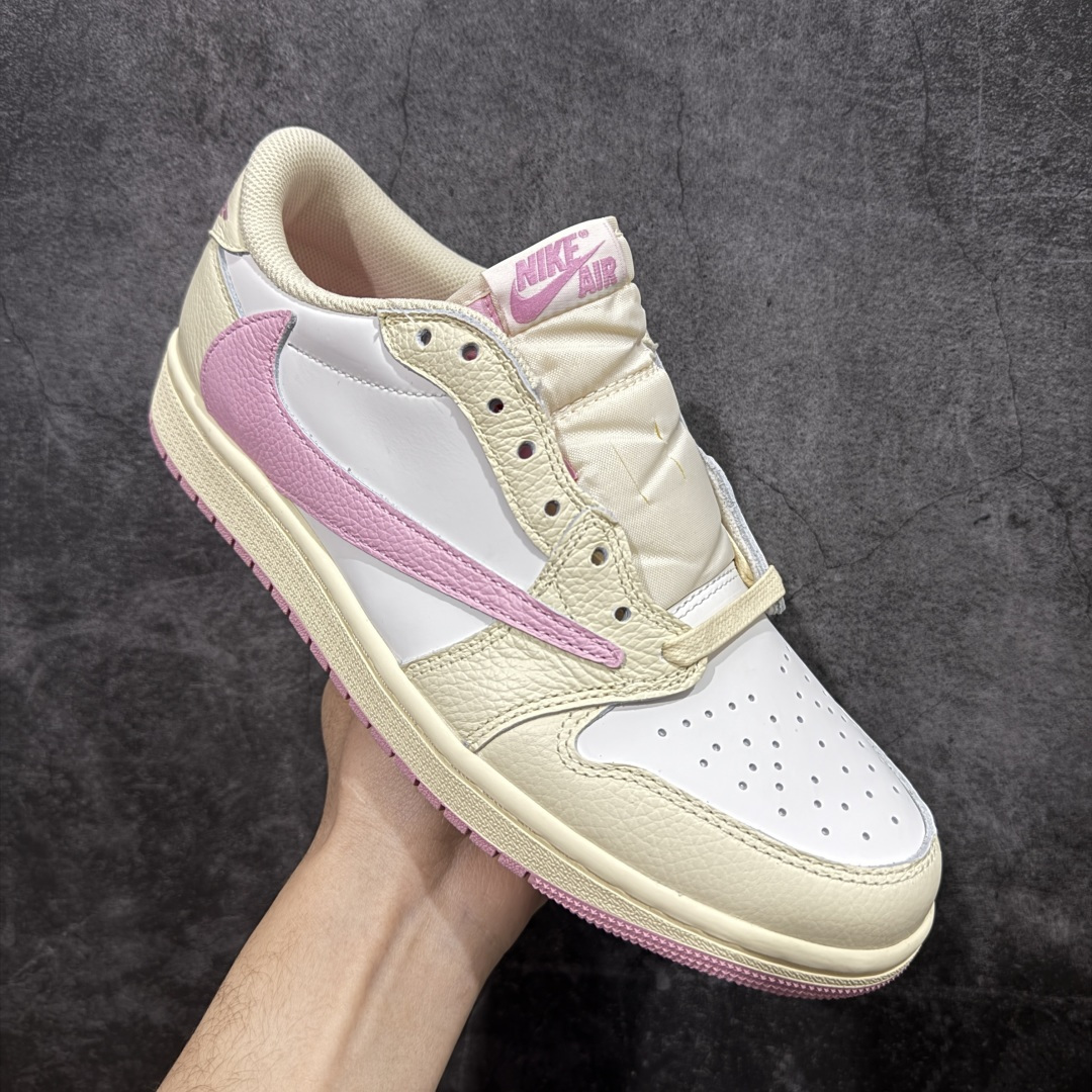 图片[3]-【原厂版】Air Jordan 1 x Travis Scott AJ1 x TS联名白粉倒钩低帮 IQ7604-100 超级强悍品质 可对比市场各大纯原版本 专业aj大厂出品 对细节的把控毋庸置疑 材料也是用最接近原鞋的头层皮料 所有地方都没有做到减配 原厂鞋楦打造完美鞋型 整体鞋型以及后跟做的弧度做的非常好 鞋带为原厂打蜡鞋带 粗细程度同步原鞋 裁片清洁度到位 无明显瑕疵毛边 免修产品 正确针车 该重针 该有尖角的地方都有做到 鞋价格非常香 转手可闭眼卖高价 到手各位就知道货有多好 绝对秒杀一切同价格货品 尺码：36-47.5-选品中心