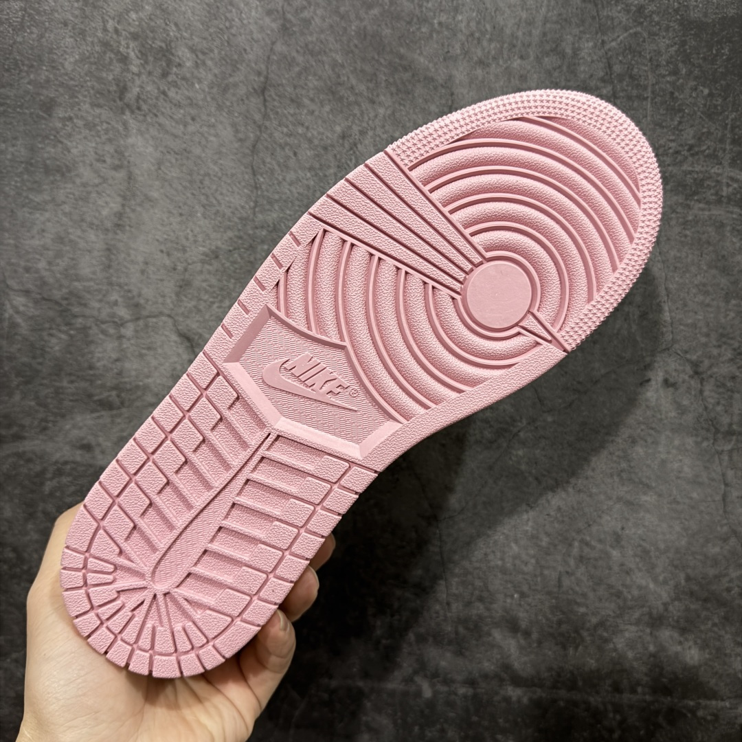 图片[9]-【原厂版】Air Jordan 1 x Travis Scott AJ1 x TS联名白粉倒钩低帮 IQ7604-100 超级强悍品质 可对比市场各大纯原版本 专业aj大厂出品 对细节的把控毋庸置疑 材料也是用最接近原鞋的头层皮料 所有地方都没有做到减配 原厂鞋楦打造完美鞋型 整体鞋型以及后跟做的弧度做的非常好 鞋带为原厂打蜡鞋带 粗细程度同步原鞋 裁片清洁度到位 无明显瑕疵毛边 免修产品 正确针车 该重针 该有尖角的地方都有做到 鞋价格非常香 转手可闭眼卖高价 到手各位就知道货有多好 绝对秒杀一切同价格货品 尺码：36-47.5-选品中心