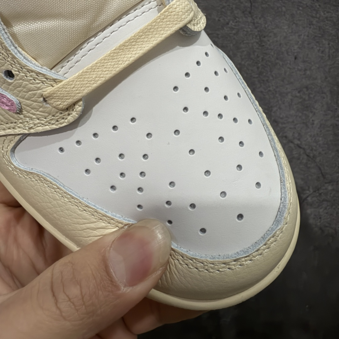 图片[5]-【原厂版】Air Jordan 1 x Travis Scott AJ1 x TS联名白粉倒钩低帮 IQ7604-100 超级强悍品质 可对比市场各大纯原版本 专业aj大厂出品 对细节的把控毋庸置疑 材料也是用最接近原鞋的头层皮料 所有地方都没有做到减配 原厂鞋楦打造完美鞋型 整体鞋型以及后跟做的弧度做的非常好 鞋带为原厂打蜡鞋带 粗细程度同步原鞋 裁片清洁度到位 无明显瑕疵毛边 免修产品 正确针车 该重针 该有尖角的地方都有做到 鞋价格非常香 转手可闭眼卖高价 到手各位就知道货有多好 绝对秒杀一切同价格货品 尺码：36-47.5-选品中心