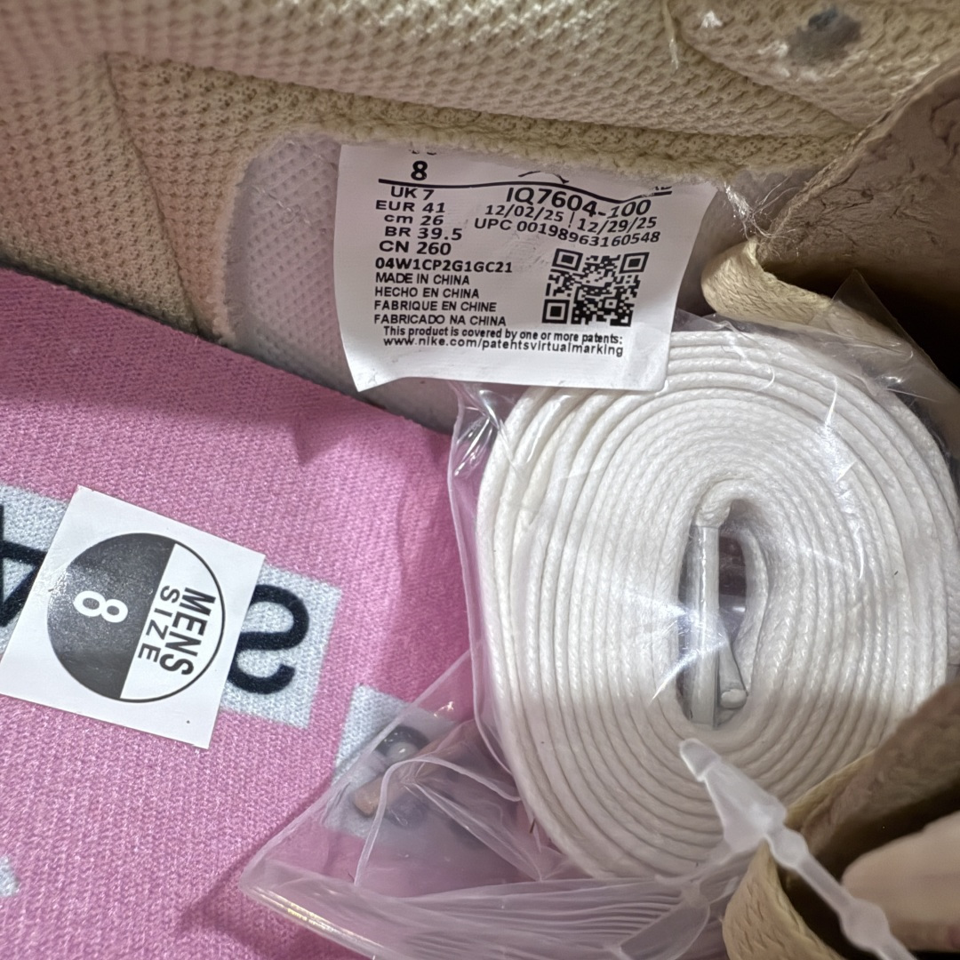 图片[8]-【原厂版】Air Jordan 1 x Travis Scott AJ1 x TS联名白粉倒钩低帮 IQ7604-100 超级强悍品质 可对比市场各大纯原版本 专业aj大厂出品 对细节的把控毋庸置疑 材料也是用最接近原鞋的头层皮料 所有地方都没有做到减配 原厂鞋楦打造完美鞋型 整体鞋型以及后跟做的弧度做的非常好 鞋带为原厂打蜡鞋带 粗细程度同步原鞋 裁片清洁度到位 无明显瑕疵毛边 免修产品 正确针车 该重针 该有尖角的地方都有做到 鞋价格非常香 转手可闭眼卖高价 到手各位就知道货有多好 绝对秒杀一切同价格货品 尺码：36-47.5-选品中心