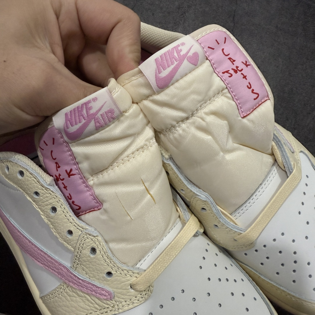 图片[6]-【原厂版】Air Jordan 1 x Travis Scott AJ1 x TS联名白粉倒钩低帮 IQ7604-100 超级强悍品质 可对比市场各大纯原版本 专业aj大厂出品 对细节的把控毋庸置疑 材料也是用最接近原鞋的头层皮料 所有地方都没有做到减配 原厂鞋楦打造完美鞋型 整体鞋型以及后跟做的弧度做的非常好 鞋带为原厂打蜡鞋带 粗细程度同步原鞋 裁片清洁度到位 无明显瑕疵毛边 免修产品 正确针车 该重针 该有尖角的地方都有做到 鞋价格非常香 转手可闭眼卖高价 到手各位就知道货有多好 绝对秒杀一切同价格货品 尺码：36-47.5-选品中心