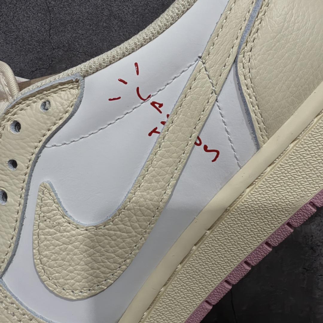 图片[7]-【原厂版】Air Jordan 1 x Travis Scott AJ1 x TS联名白粉倒钩低帮 IQ7604-100 超级强悍品质 可对比市场各大纯原版本 专业aj大厂出品 对细节的把控毋庸置疑 材料也是用最接近原鞋的头层皮料 所有地方都没有做到减配 原厂鞋楦打造完美鞋型 整体鞋型以及后跟做的弧度做的非常好 鞋带为原厂打蜡鞋带 粗细程度同步原鞋 裁片清洁度到位 无明显瑕疵毛边 免修产品 正确针车 该重针 该有尖角的地方都有做到 鞋价格非常香 转手可闭眼卖高价 到手各位就知道货有多好 绝对秒杀一切同价格货品 尺码：36-47.5-选品中心