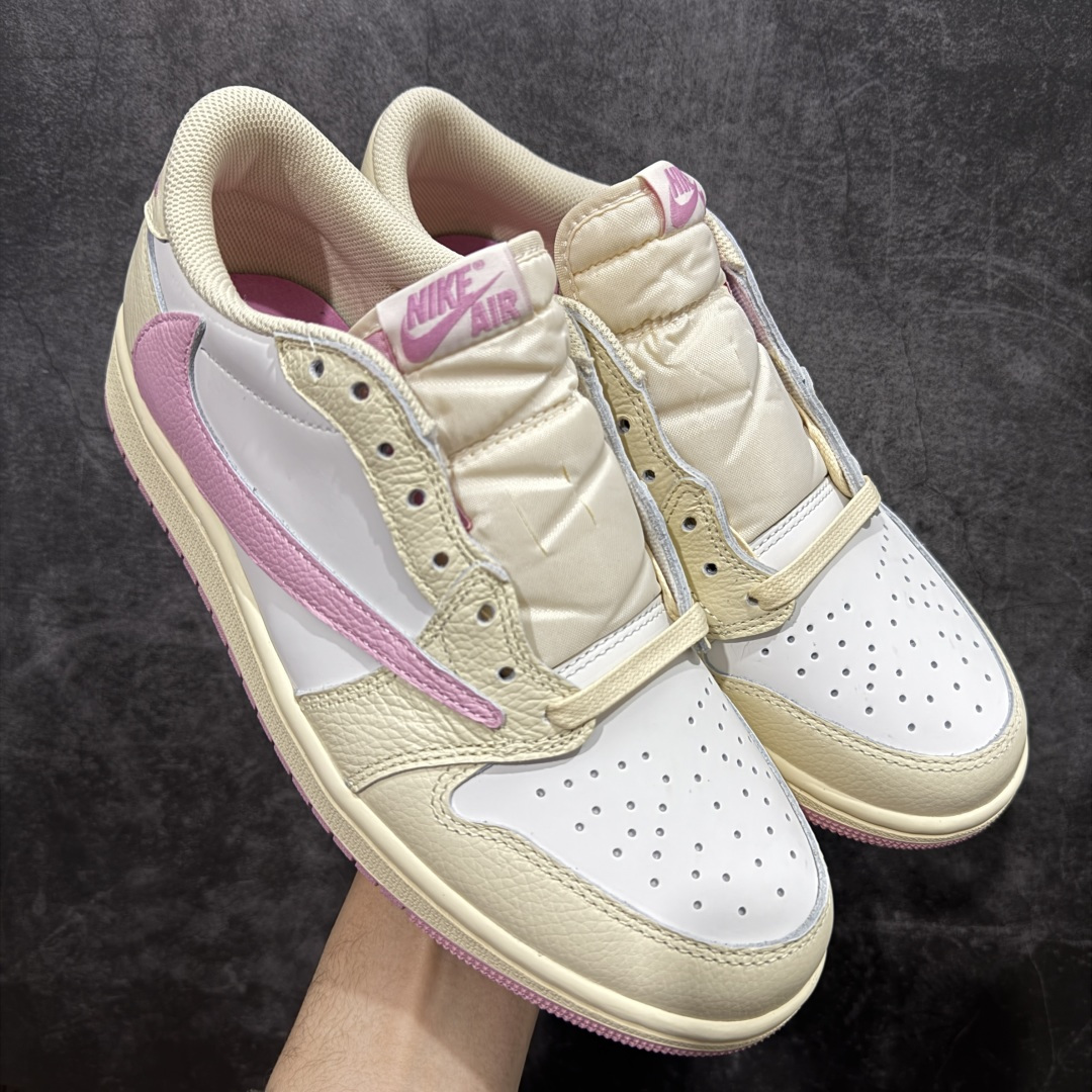 【原厂版】Air Jordan 1 x Travis Scott AJ1 x TS联名白粉倒钩低帮 IQ7604-100 超级强悍品质 可对比市场各大纯原版本 专业aj大厂出品 对细节的把控毋庸置疑 材料也是用最接近原鞋的头层皮料 所有地方都没有做到减配 原厂鞋楦打造完美鞋型 整体鞋型以及后跟做的弧度做的非常好 鞋带为原厂打蜡鞋带 粗细程度同步原鞋 裁片清洁度到位 无明显瑕疵毛边 免修产品 正确针车 该重针 该有尖角的地方都有做到 鞋价格非常香 转手可闭眼卖高价 到手各位就知道货有多好 绝对秒杀一切同价格货品 尺码：36-47.5-选品中心