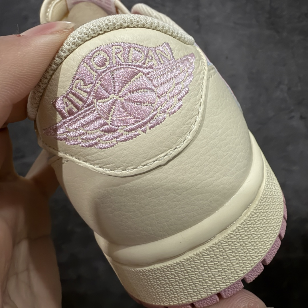 图片[2]-【原厂版】Air Jordan 1 x Travis Scott AJ1 x TS联名白粉倒钩低帮 IQ7604-100 超级强悍品质 可对比市场各大纯原版本 专业aj大厂出品 对细节的把控毋庸置疑 材料也是用最接近原鞋的头层皮料 所有地方都没有做到减配 原厂鞋楦打造完美鞋型 整体鞋型以及后跟做的弧度做的非常好 鞋带为原厂打蜡鞋带 粗细程度同步原鞋 裁片清洁度到位 无明显瑕疵毛边 免修产品 正确针车 该重针 该有尖角的地方都有做到 鞋价格非常香 转手可闭眼卖高价 到手各位就知道货有多好 绝对秒杀一切同价格货品 尺码：36-47.5-选品中心