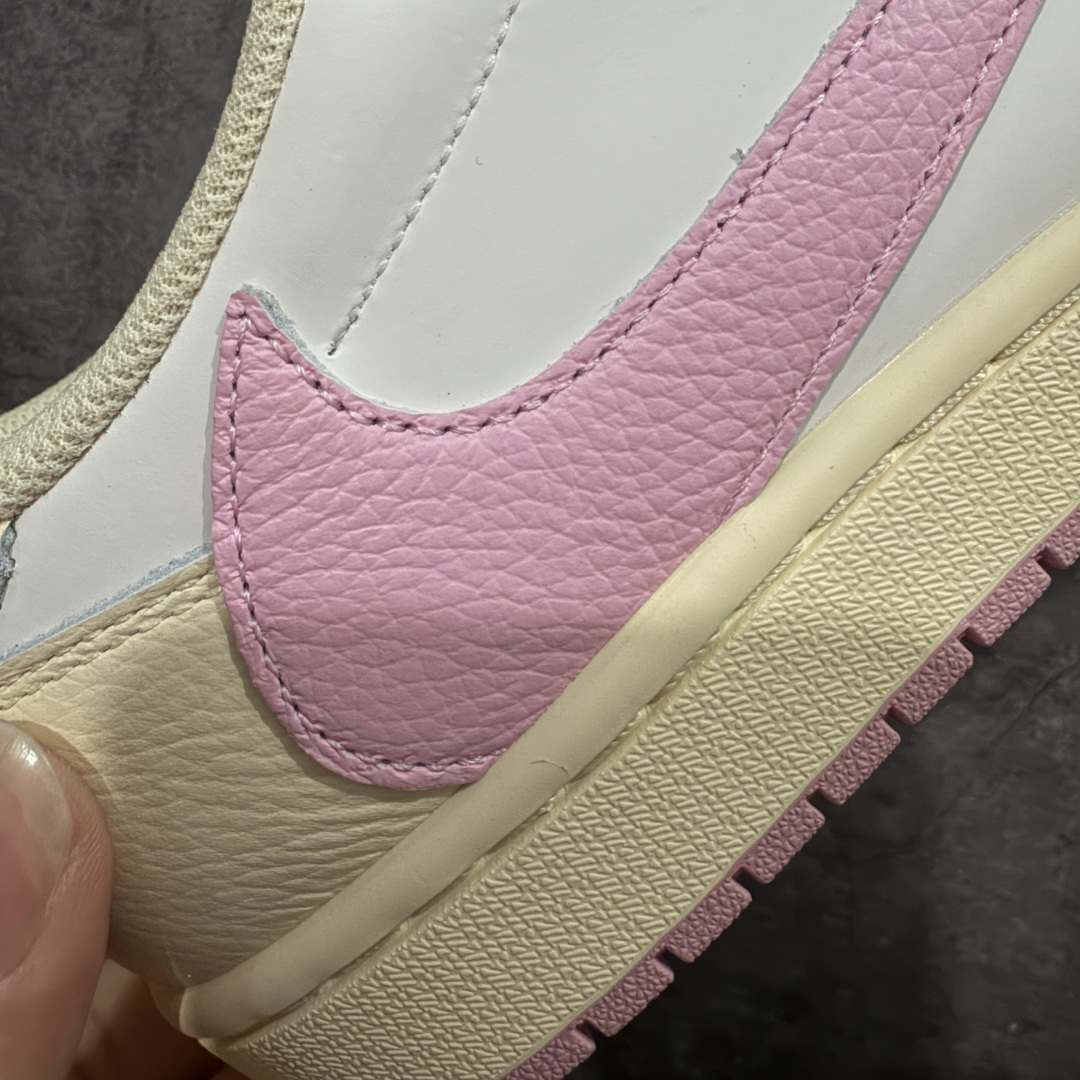 图片[3]-【原厂版】Air Jordan 1 x Travis Scott AJ1 x TS联名白粉倒钩低帮 IQ7604-100 超级强悍品质 可对比市场各大纯原版本 专业aj大厂出品 对细节的把控毋庸置疑 材料也是用最接近原鞋的头层皮料 所有地方都没有做到减配 原厂鞋楦打造完美鞋型 整体鞋型以及后跟做的弧度做的非常好 鞋带为原厂打蜡鞋带 粗细程度同步原鞋 裁片清洁度到位 无明显瑕疵毛边 免修产品 正确针车 该重针 该有尖角的地方都有做到 鞋价格非常香 转手可闭眼卖高价 到手各位就知道货有多好 绝对秒杀一切同价格货品 尺码：36-47.5-选品中心