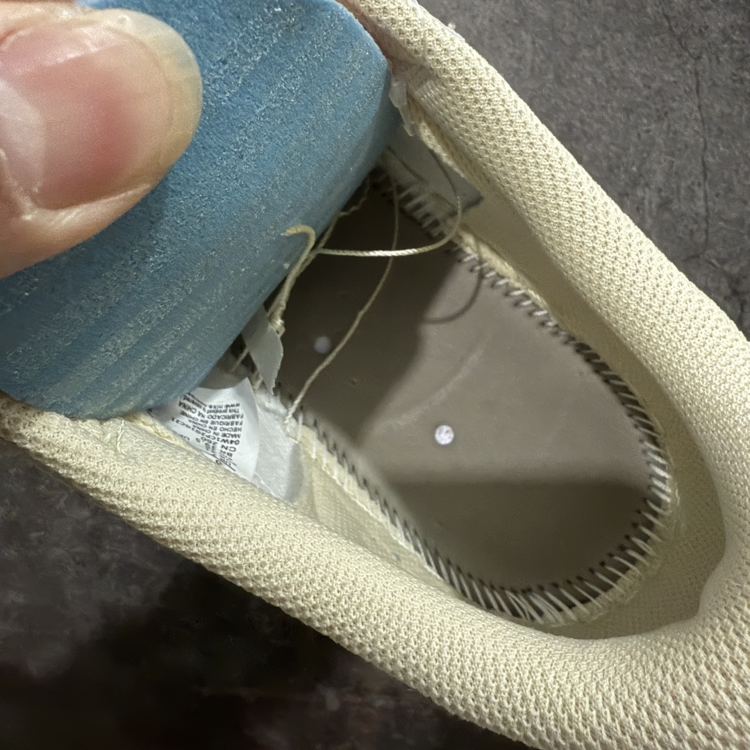 图片[10]-【原厂版】Air Jordan 1 x Travis Scott AJ1 x TS联名白粉倒钩低帮 IQ7604-100 超级强悍品质 可对比市场各大纯原版本 专业aj大厂出品 对细节的把控毋庸置疑 材料也是用最接近原鞋的头层皮料 所有地方都没有做到减配 原厂鞋楦打造完美鞋型 整体鞋型以及后跟做的弧度做的非常好 鞋带为原厂打蜡鞋带 粗细程度同步原鞋 裁片清洁度到位 无明显瑕疵毛边 免修产品 正确针车 该重针 该有尖角的地方都有做到 鞋价格非常香 转手可闭眼卖高价 到手各位就知道货有多好 绝对秒杀一切同价格货品 尺码：36-47.5-选品中心