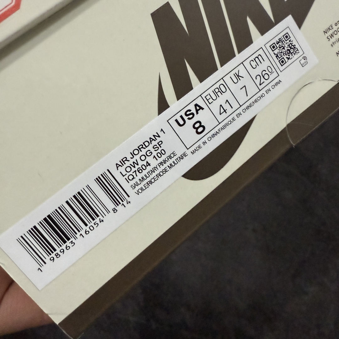 图片[11]-【原厂版】Air Jordan 1 x Travis Scott AJ1 x TS联名白粉倒钩低帮 IQ7604-100 超级强悍品质 可对比市场各大纯原版本 专业aj大厂出品 对细节的把控毋庸置疑 材料也是用最接近原鞋的头层皮料 所有地方都没有做到减配 原厂鞋楦打造完美鞋型 整体鞋型以及后跟做的弧度做的非常好 鞋带为原厂打蜡鞋带 粗细程度同步原鞋 裁片清洁度到位 无明显瑕疵毛边 免修产品 正确针车 该重针 该有尖角的地方都有做到 鞋价格非常香 转手可闭眼卖高价 到手各位就知道货有多好 绝对秒杀一切同价格货品 尺码：36-47.5-选品中心