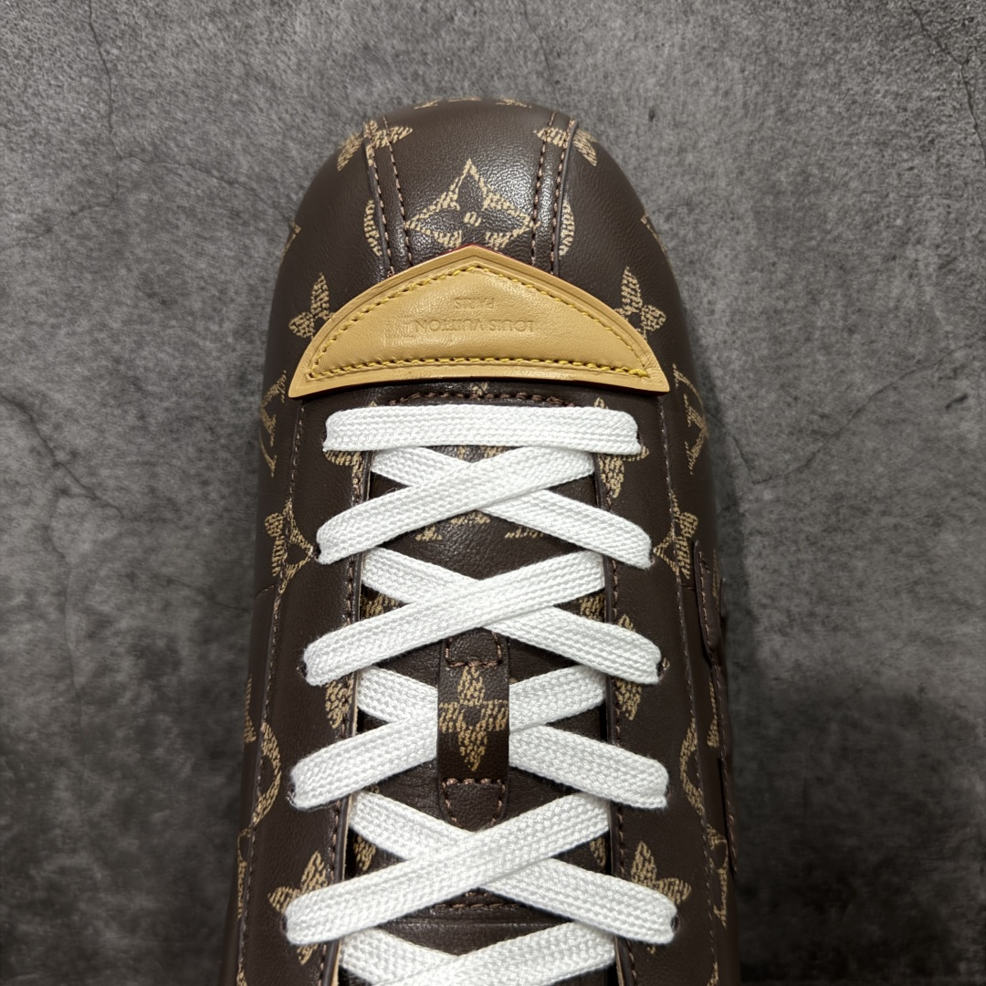 图片[5]-【YS纯原】莞产顶级 大厂出品 品控稳定 LOUIS VUITTON × NIGO 联名款 Buttersoft FW25 牛皮革 / 羊皮革 · 压纹 · 系带圆头 · 低帮 ✦ LV × Nigo 联名 FW25 最新 Buttersoft 系列 ✦ 菲董操刀设计，阿甘鞋轮廓融合面包鞋风格 ✦ 鞋型饱满但比例克制，上脚呈现慵懒高级感 ✦ 厚鞋舌＋宽鞋带结构 ✦ 鞋面采用头层牛皮＋羊皮革压纹 ✦ 皮质细腻，纹理自然，耐看耐穿 ✦ 鞋底为原版开模防滑 TPU 大底 ✦ 全系列暴力拆借 原版开发 ✦ 结构、比例与用料统一度高 尺码：35–45-选品中心