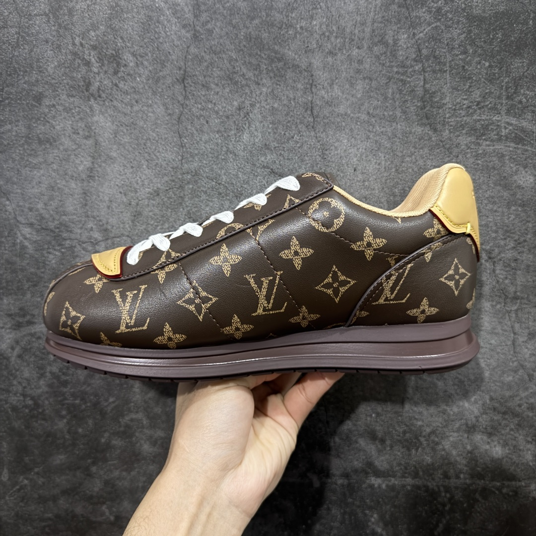 图片[2]-【YS纯原】莞产顶级 大厂出品 品控稳定 LOUIS VUITTON × NIGO 联名款 Buttersoft FW25 牛皮革 / 羊皮革 · 压纹 · 系带圆头 · 低帮 ✦ LV × Nigo 联名 FW25 最新 Buttersoft 系列 ✦ 菲董操刀设计，阿甘鞋轮廓融合面包鞋风格 ✦ 鞋型饱满但比例克制，上脚呈现慵懒高级感 ✦ 厚鞋舌＋宽鞋带结构 ✦ 鞋面采用头层牛皮＋羊皮革压纹 ✦ 皮质细腻，纹理自然，耐看耐穿 ✦ 鞋底为原版开模防滑 TPU 大底 ✦ 全系列暴力拆借 原版开发 ✦ 结构、比例与用料统一度高 尺码：35–45-选品中心