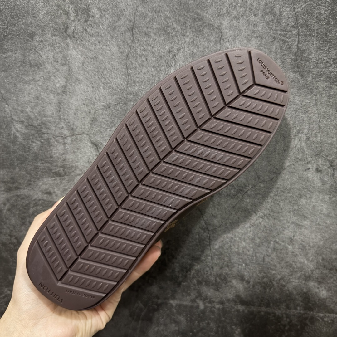 图片[9]-【YS纯原】莞产顶级 大厂出品 品控稳定 LOUIS VUITTON × NIGO 联名款 Buttersoft FW25 牛皮革 / 羊皮革 · 压纹 · 系带圆头 · 低帮 ✦ LV × Nigo 联名 FW25 最新 Buttersoft 系列 ✦ 菲董操刀设计，阿甘鞋轮廓融合面包鞋风格 ✦ 鞋型饱满但比例克制，上脚呈现慵懒高级感 ✦ 厚鞋舌＋宽鞋带结构 ✦ 鞋面采用头层牛皮＋羊皮革压纹 ✦ 皮质细腻，纹理自然，耐看耐穿 ✦ 鞋底为原版开模防滑 TPU 大底 ✦ 全系列暴力拆借 原版开发 ✦ 结构、比例与用料统一度高 尺码：35–45-选品中心