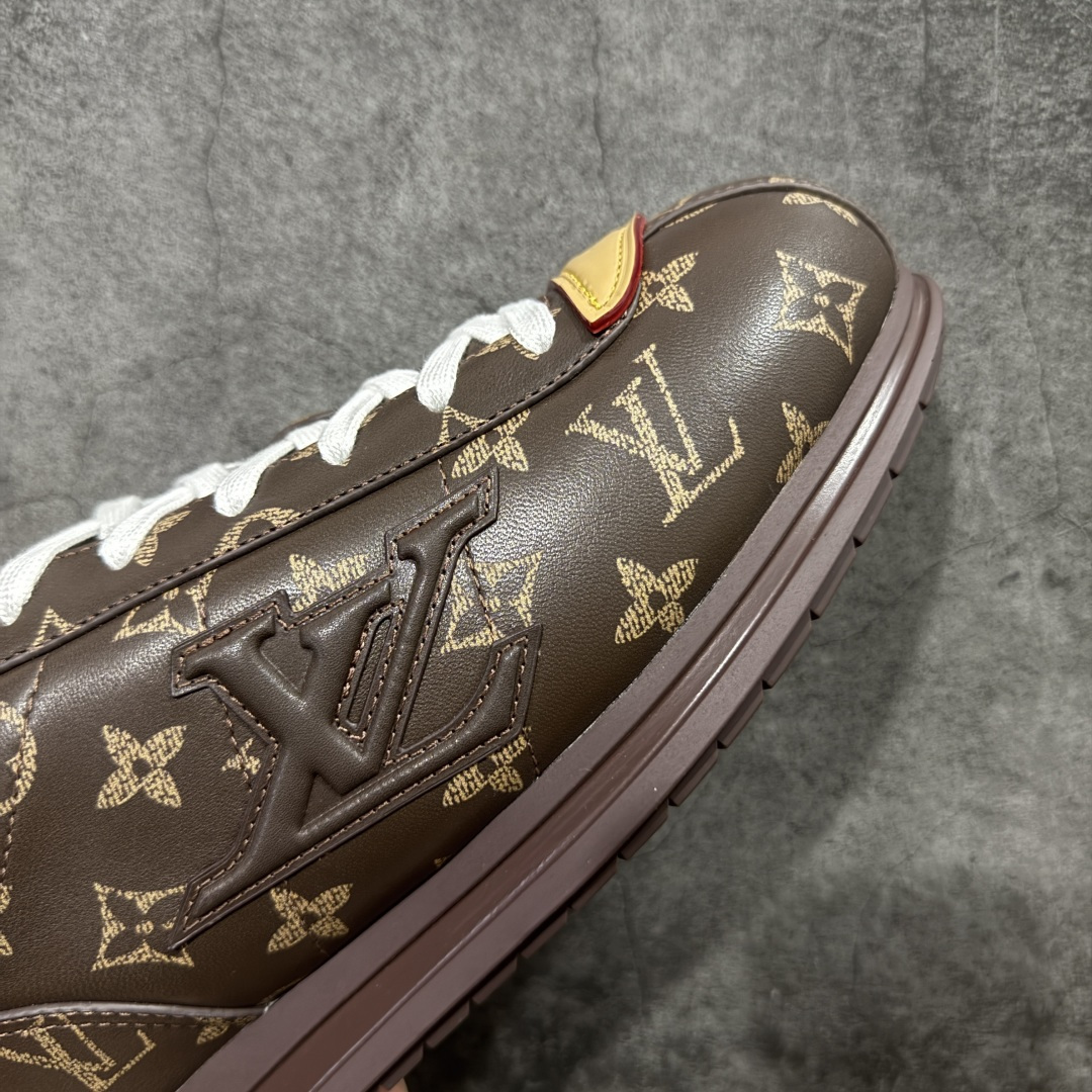 图片[6]-【YS纯原】莞产顶级 大厂出品 品控稳定 LOUIS VUITTON × NIGO 联名款 Buttersoft FW25 牛皮革 / 羊皮革 · 压纹 · 系带圆头 · 低帮 ✦ LV × Nigo 联名 FW25 最新 Buttersoft 系列 ✦ 菲董操刀设计，阿甘鞋轮廓融合面包鞋风格 ✦ 鞋型饱满但比例克制，上脚呈现慵懒高级感 ✦ 厚鞋舌＋宽鞋带结构 ✦ 鞋面采用头层牛皮＋羊皮革压纹 ✦ 皮质细腻，纹理自然，耐看耐穿 ✦ 鞋底为原版开模防滑 TPU 大底 ✦ 全系列暴力拆借 原版开发 ✦ 结构、比例与用料统一度高 尺码：35–45-选品中心