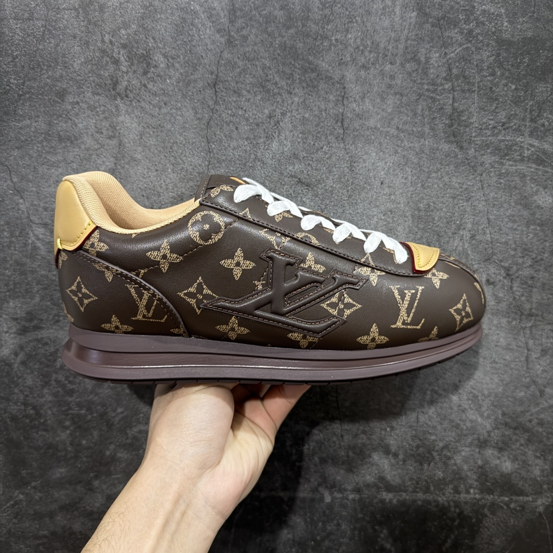 【YS纯原】莞产顶级 大厂出品 品控稳定 LOUIS VUITTON × NIGO 联名款 Buttersoft FW25 牛皮革 / 羊皮革 · 压纹 · 系带圆头 · 低帮 ✦ LV × Nigo 联名 FW25 最新 Buttersoft 系列 ✦ 菲董操刀设计，阿甘鞋轮廓融合面包鞋风格 ✦ 鞋型饱满但比例克制，上脚呈现慵懒高级感 ✦ 厚鞋舌＋宽鞋带结构 ✦ 鞋面采用头层牛皮＋羊皮革压纹 ✦ 皮质细腻，纹理自然，耐看耐穿 ✦ 鞋底为原版开模防滑 TPU 大底 ✦ 全系列暴力拆借 原版开发 ✦ 结构、比例与用料统一度高 尺码：35–45-选品中心