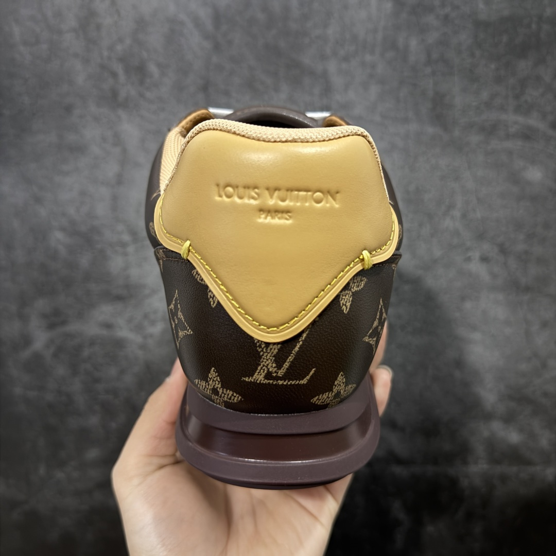 图片[4]-【YS纯原】莞产顶级 大厂出品 品控稳定 LOUIS VUITTON × NIGO 联名款 Buttersoft FW25 牛皮革 / 羊皮革 · 压纹 · 系带圆头 · 低帮 ✦ LV × Nigo 联名 FW25 最新 Buttersoft 系列 ✦ 菲董操刀设计，阿甘鞋轮廓融合面包鞋风格 ✦ 鞋型饱满但比例克制，上脚呈现慵懒高级感 ✦ 厚鞋舌＋宽鞋带结构 ✦ 鞋面采用头层牛皮＋羊皮革压纹 ✦ 皮质细腻，纹理自然，耐看耐穿 ✦ 鞋底为原版开模防滑 TPU 大底 ✦ 全系列暴力拆借 原版开发 ✦ 结构、比例与用料统一度高 尺码：35–45-选品中心