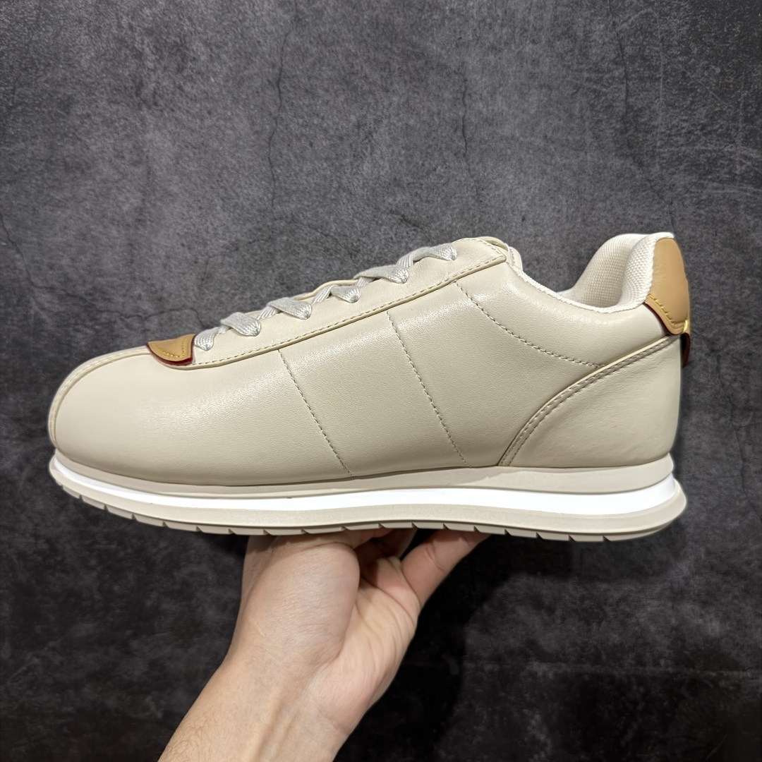 图片[2]-【YS纯原】莞产顶级 大厂出品 品控稳定 LOUIS VUITTON × NIGO 联名款 Buttersoft FW25 牛皮革 / 羊皮革 · 压纹 · 系带圆头 · 低帮 ✦ LV × Nigo 联名 FW25 最新 Buttersoft 系列 ✦ 菲董操刀设计，阿甘鞋轮廓融合面包鞋风格 ✦ 鞋型饱满但比例克制，上脚呈现慵懒高级感 ✦ 厚鞋舌＋宽鞋带结构 ✦ 鞋面采用头层牛皮＋羊皮革压纹 ✦ 皮质细腻，纹理自然，耐看耐穿 ✦ 鞋底为原版开模防滑 TPU 大底 ✦ 全系列暴力拆借 原版开发 ✦ 结构、比例与用料统一度高 尺码：35–45-选品中心