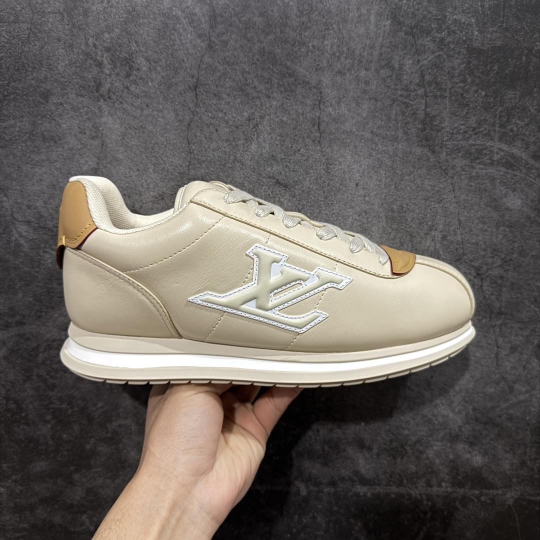 【YS纯原】莞产顶级 大厂出品 品控稳定 LOUIS VUITTON × NIGO 联名款 Buttersoft FW25 牛皮革 / 羊皮革 · 压纹 · 系带圆头 · 低帮 ✦ LV × Nigo 联名 FW25 最新 Buttersoft 系列 ✦ 菲董操刀设计,阿甘鞋轮廓融合面包鞋风格 ✦ 鞋型饱满但比例克制,上脚呈现慵懒高级感 ✦ 厚鞋舌+宽鞋带结构 ✦ 鞋面采用头层牛皮+羊皮革压纹 ✦ 皮质细腻,纹理自然,耐看耐穿 ✦ 鞋底为原版开模防滑 TPU 大底 ✦ 全系列暴力拆借 原版开发 ✦ 结构、比例与用料统一度高 尺码:35–45-选品中心