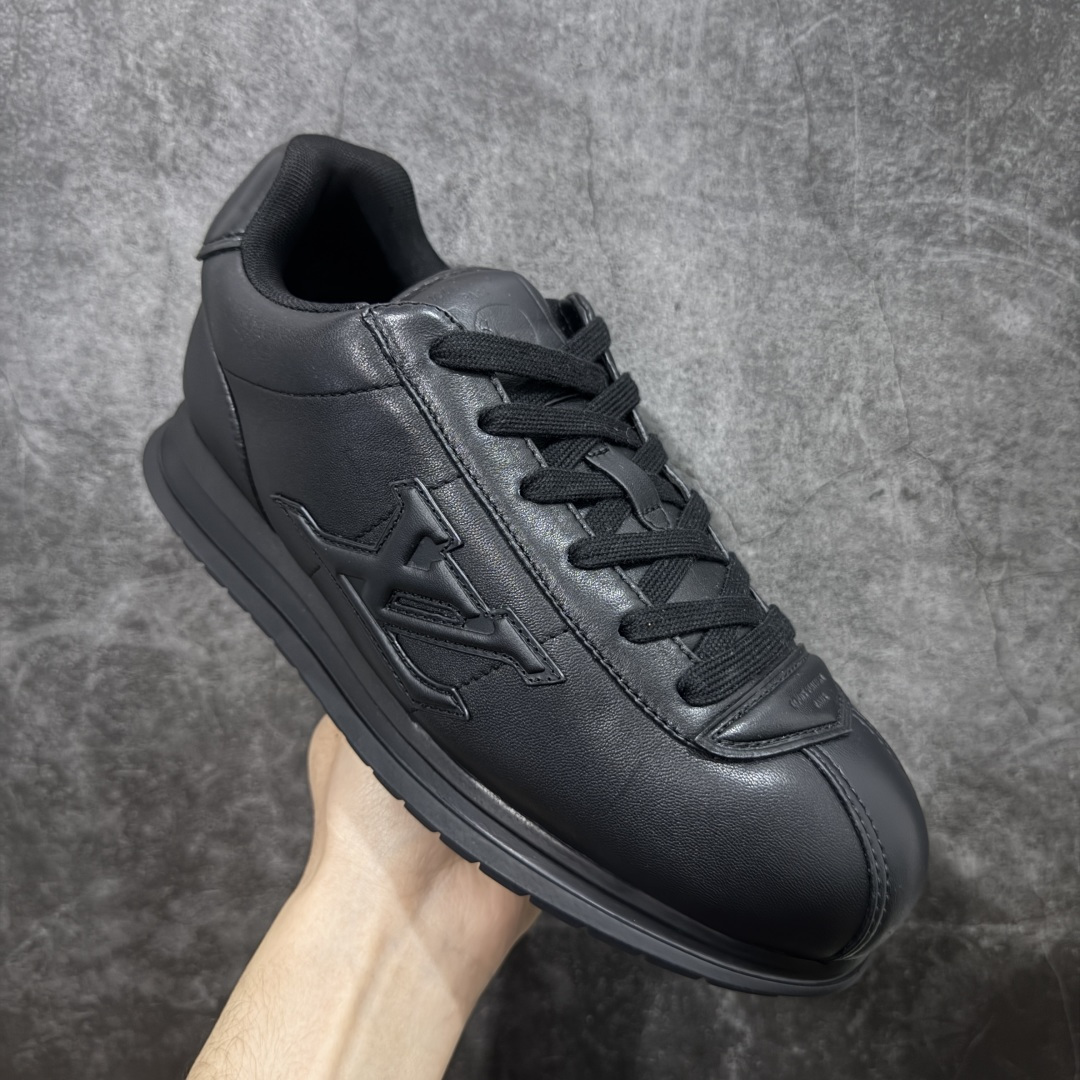 图片[3]-【YS纯原】莞产顶级 大厂出品 品控稳定 LOUIS VUITTON × NIGO 联名款 Buttersoft FW25 牛皮革 / 羊皮革 · 压纹 · 系带圆头 · 低帮 ✦ LV × Nigo 联名 FW25 最新 Buttersoft 系列 ✦ 菲董操刀设计，阿甘鞋轮廓融合面包鞋风格 ✦ 鞋型饱满但比例克制，上脚呈现慵懒高级感 ✦ 厚鞋舌＋宽鞋带结构 ✦ 鞋面采用头层牛皮＋羊皮革压纹 ✦ 皮质细腻，纹理自然，耐看耐穿 ✦ 鞋底为原版开模防滑 TPU 大底 ✦ 全系列暴力拆借 原版开发 ✦ 结构、比例与用料统一度高 尺码：35–45-选品中心