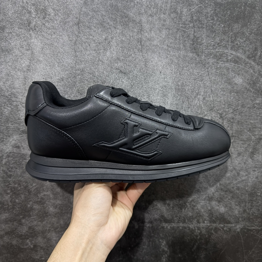 【YS纯原】莞产顶级 大厂出品 品控稳定 LOUIS VUITTON × NIGO 联名款 Buttersoft FW25 牛皮革 / 羊皮革 · 压纹 · 系带圆头 · 低帮 ✦ LV × Nigo 联名 FW25 最新 Buttersoft 系列 ✦ 菲董操刀设计,阿甘鞋轮廓融合面包鞋风格 ✦ 鞋型饱满但比例克制,上脚呈现慵懒高级感 ✦ 厚鞋舌+宽鞋带结构 ✦ 鞋面采用头层牛皮+羊皮革压纹 ✦ 皮质细腻,纹理自然,耐看耐穿 ✦ 鞋底为原版开模防滑 TPU 大底 ✦ 全系列暴力拆借 原版开发 ✦ 结构、比例与用料统一度高 尺码:35–45-选品中心