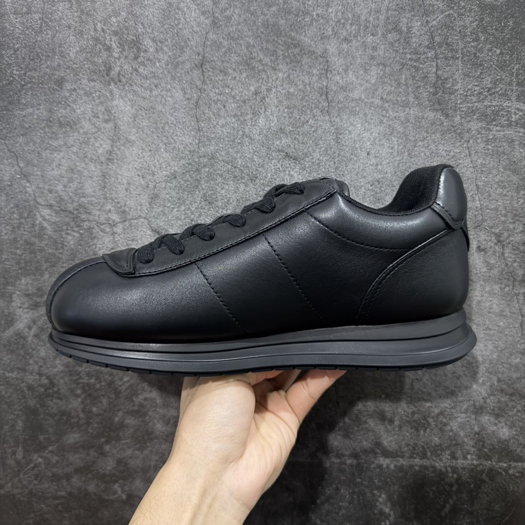 图片[2]-【YS纯原】莞产顶级 大厂出品 品控稳定 LOUIS VUITTON × NIGO 联名款 Buttersoft FW25 牛皮革 / 羊皮革 · 压纹 · 系带圆头 · 低帮 ✦ LV × Nigo 联名 FW25 最新 Buttersoft 系列 ✦ 菲董操刀设计，阿甘鞋轮廓融合面包鞋风格 ✦ 鞋型饱满但比例克制，上脚呈现慵懒高级感 ✦ 厚鞋舌＋宽鞋带结构 ✦ 鞋面采用头层牛皮＋羊皮革压纹 ✦ 皮质细腻，纹理自然，耐看耐穿 ✦ 鞋底为原版开模防滑 TPU 大底 ✦ 全系列暴力拆借 原版开发 ✦ 结构、比例与用料统一度高 尺码：35–45-选品中心