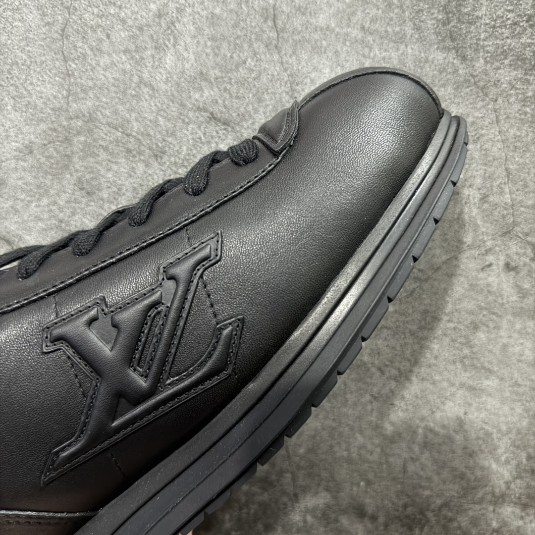 图片[6]-【YS纯原】莞产顶级 大厂出品 品控稳定 LOUIS VUITTON × NIGO 联名款 Buttersoft FW25 牛皮革 / 羊皮革 · 压纹 · 系带圆头 · 低帮 ✦ LV × Nigo 联名 FW25 最新 Buttersoft 系列 ✦ 菲董操刀设计，阿甘鞋轮廓融合面包鞋风格 ✦ 鞋型饱满但比例克制，上脚呈现慵懒高级感 ✦ 厚鞋舌＋宽鞋带结构 ✦ 鞋面采用头层牛皮＋羊皮革压纹 ✦ 皮质细腻，纹理自然，耐看耐穿 ✦ 鞋底为原版开模防滑 TPU 大底 ✦ 全系列暴力拆借 原版开发 ✦ 结构、比例与用料统一度高 尺码：35–45-选品中心